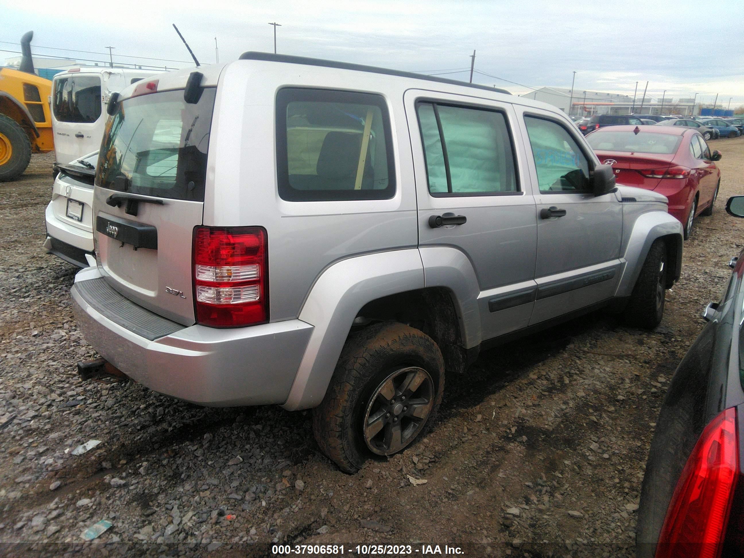 Photo 3 VIN: 1J8GN28K98W190075 - JEEP LIBERTY (NORTH AMERICA) 