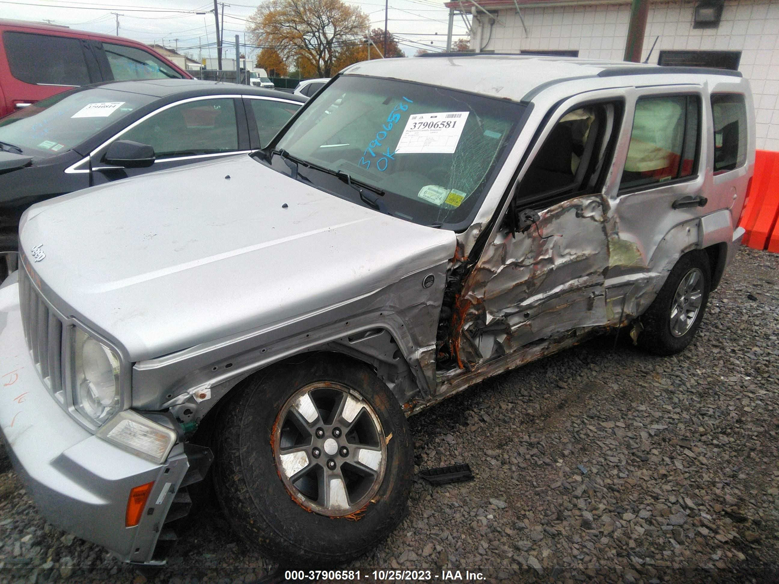 Photo 5 VIN: 1J8GN28K98W190075 - JEEP LIBERTY (NORTH AMERICA) 