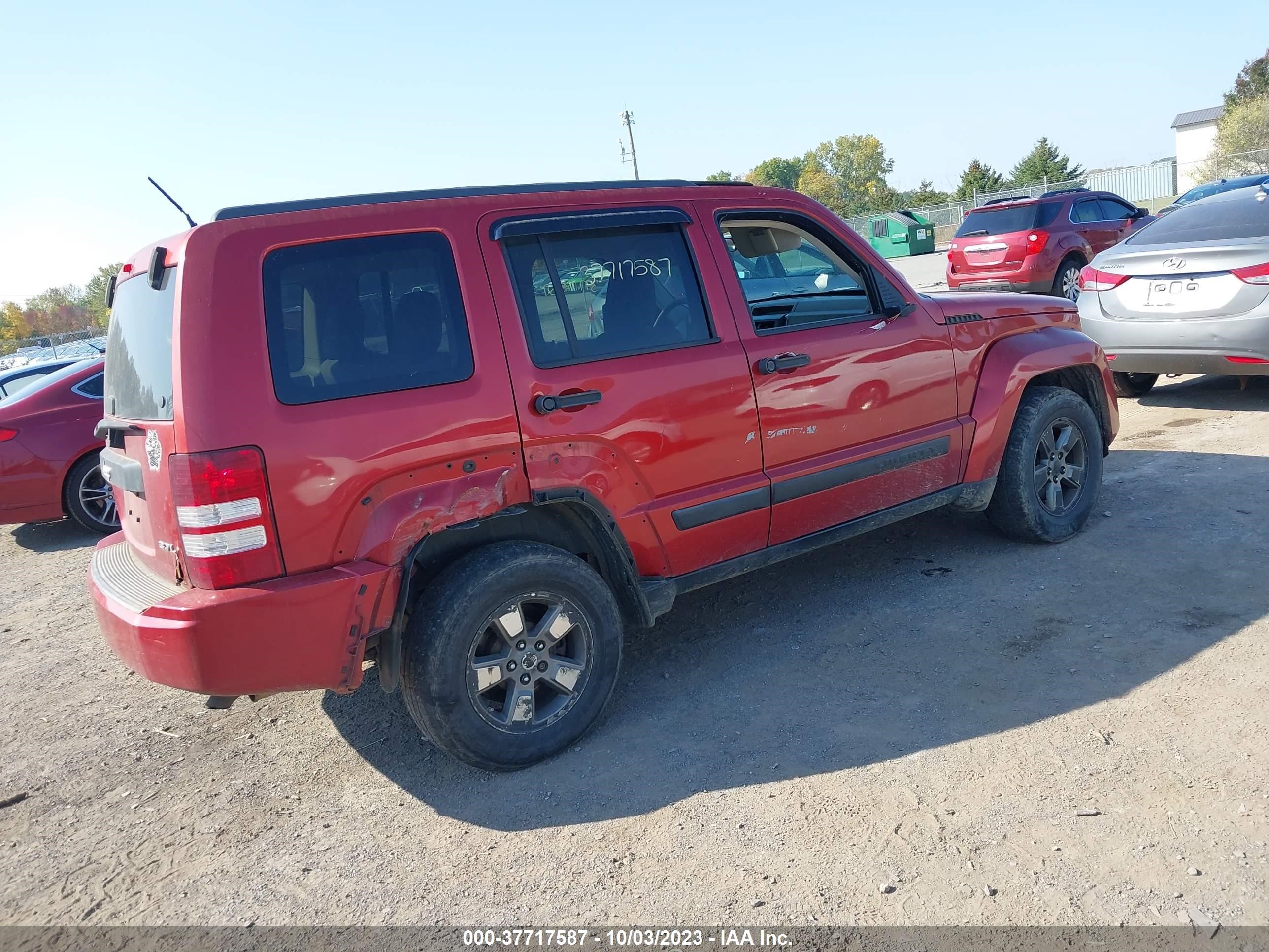 Photo 3 VIN: 1J8GN28K98W284814 - JEEP LIBERTY (NORTH AMERICA) 