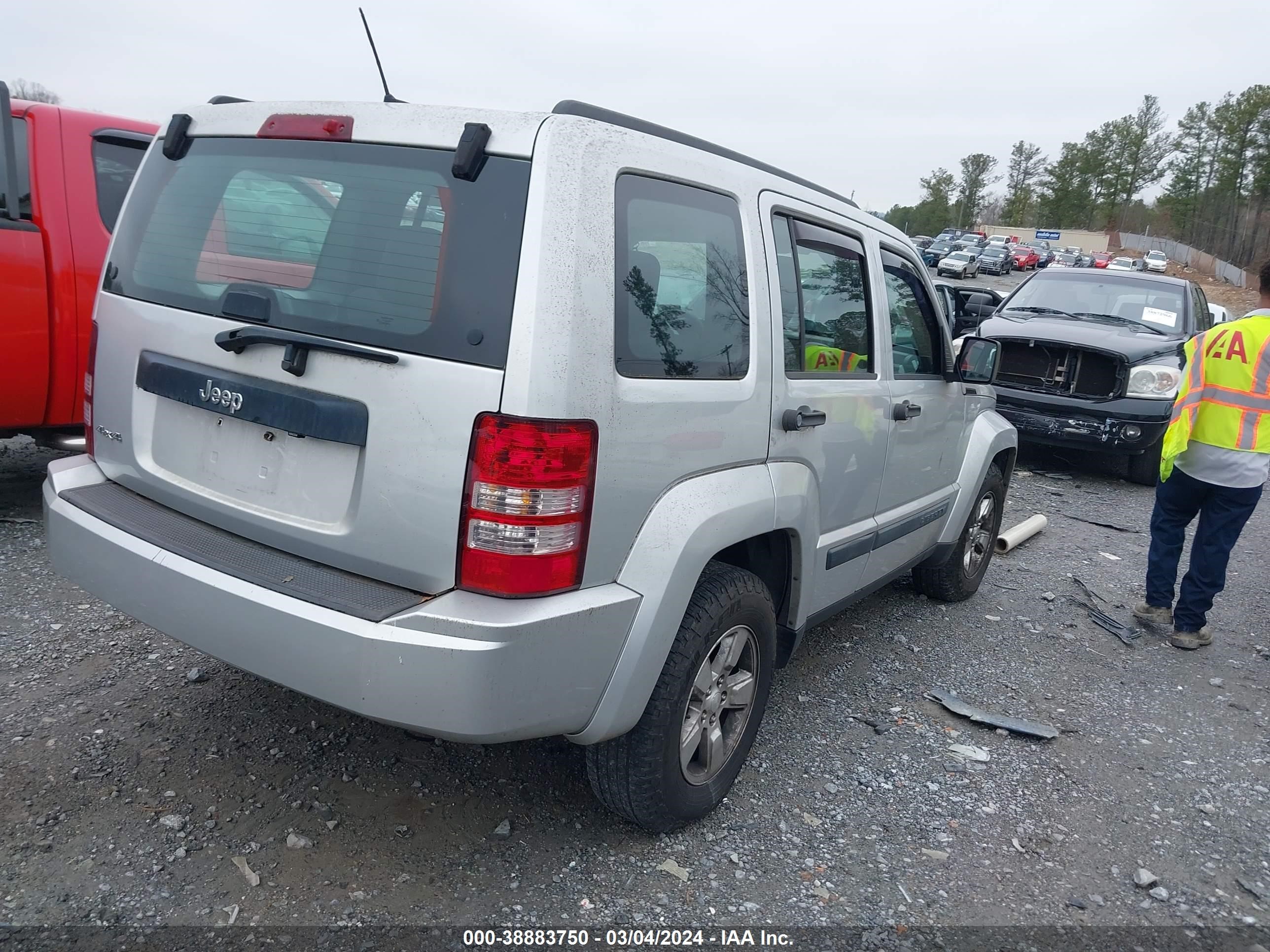 Photo 3 VIN: 1J8GN28K99W529158 - JEEP LIBERTY (NORTH AMERICA) 