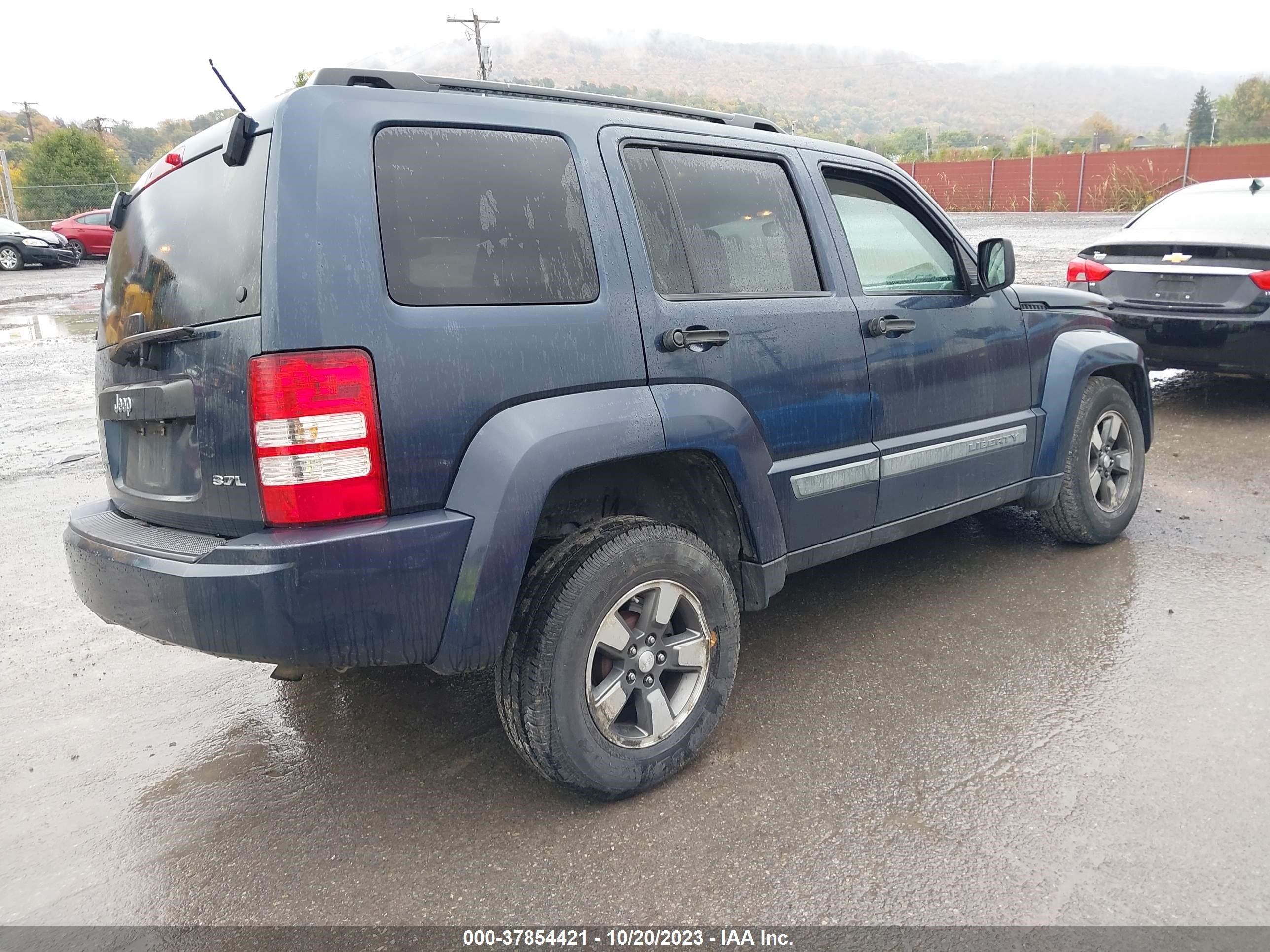 Photo 3 VIN: 1J8GN28KX8W116518 - JEEP LIBERTY (NORTH AMERICA) 