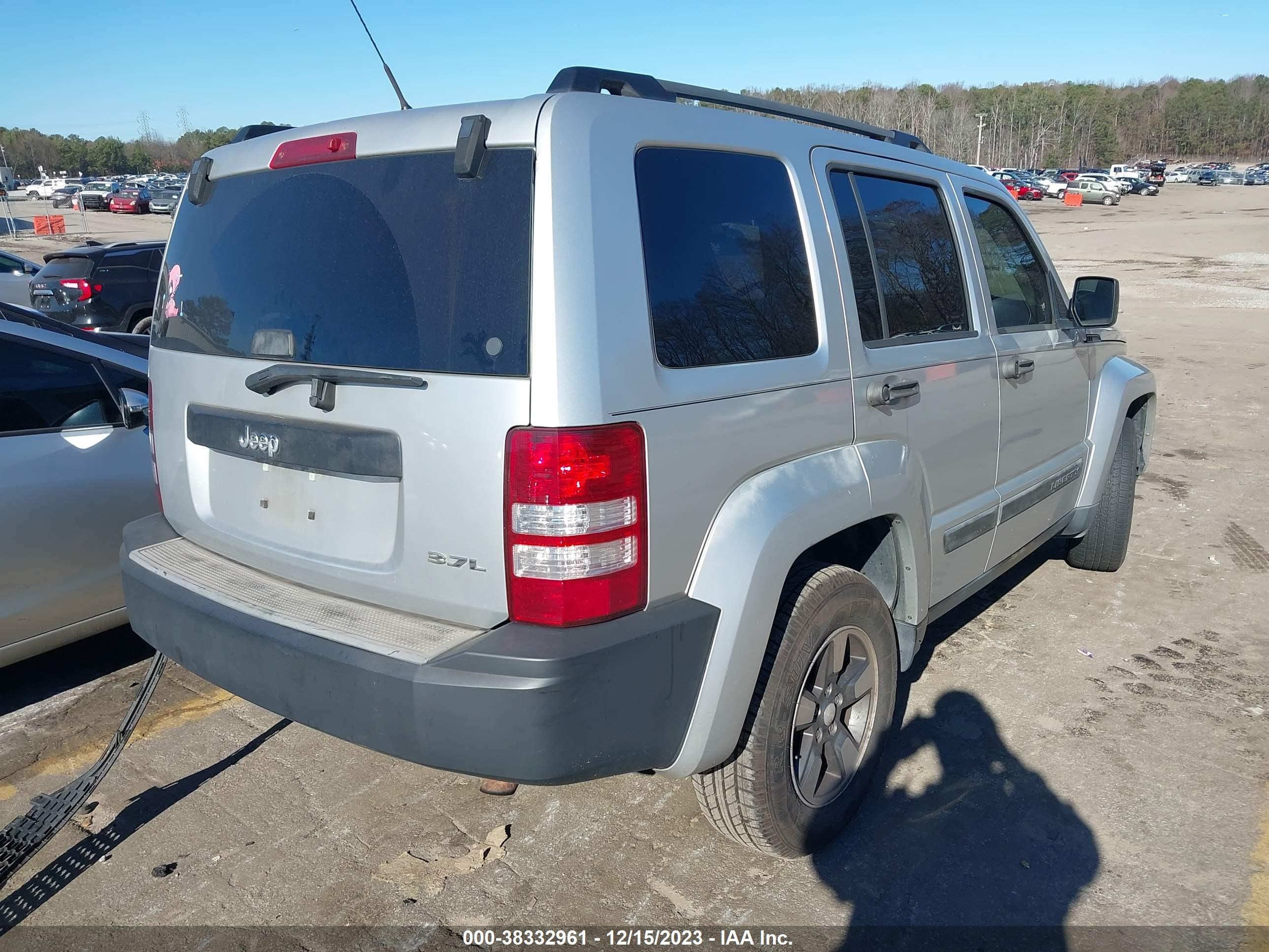 Photo 3 VIN: 1J8GP28K08W172994 - JEEP LIBERTY (NORTH AMERICA) 