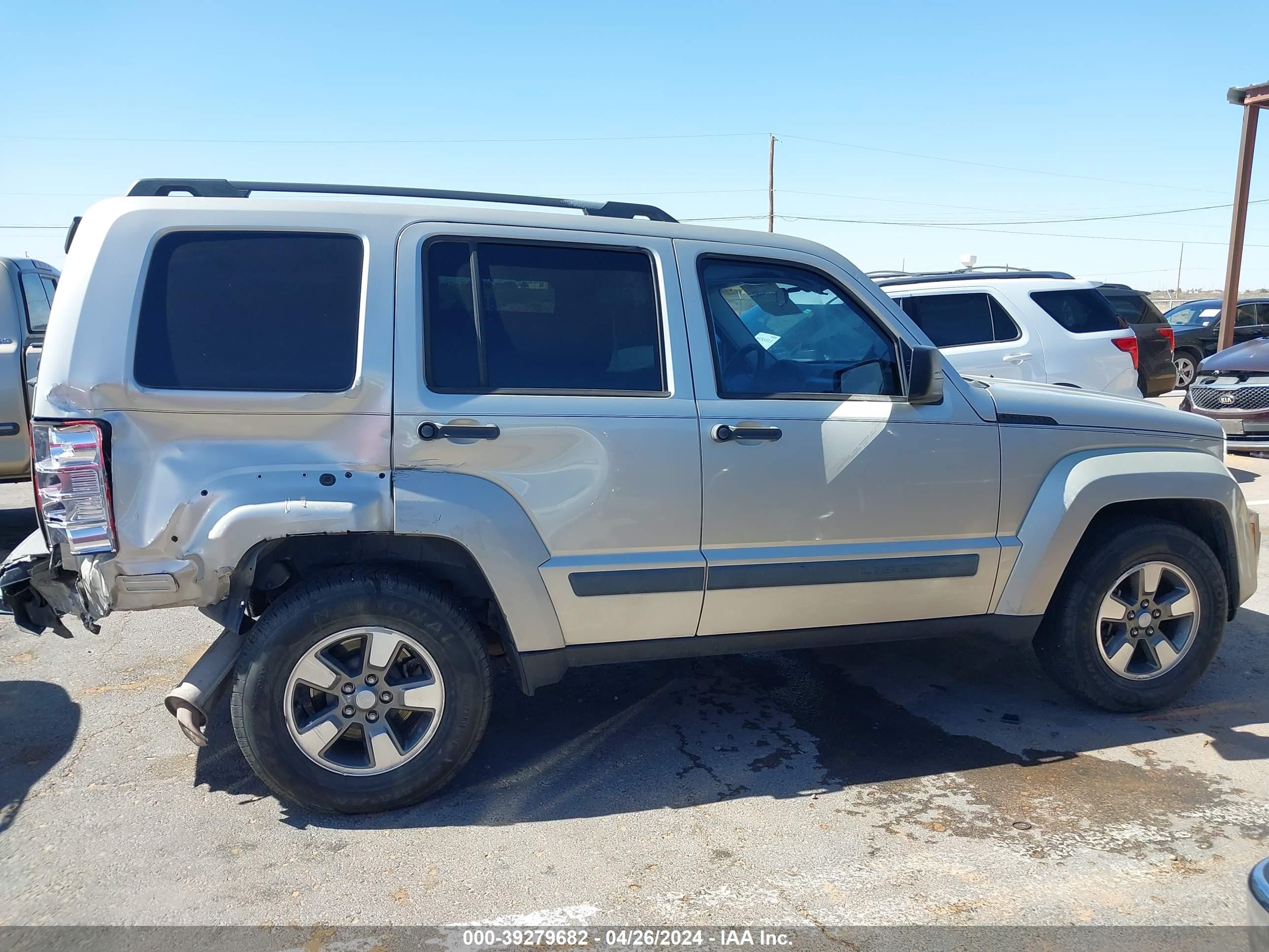 Photo 12 VIN: 1J8GP28K49W506574 - JEEP LIBERTY (NORTH AMERICA) 