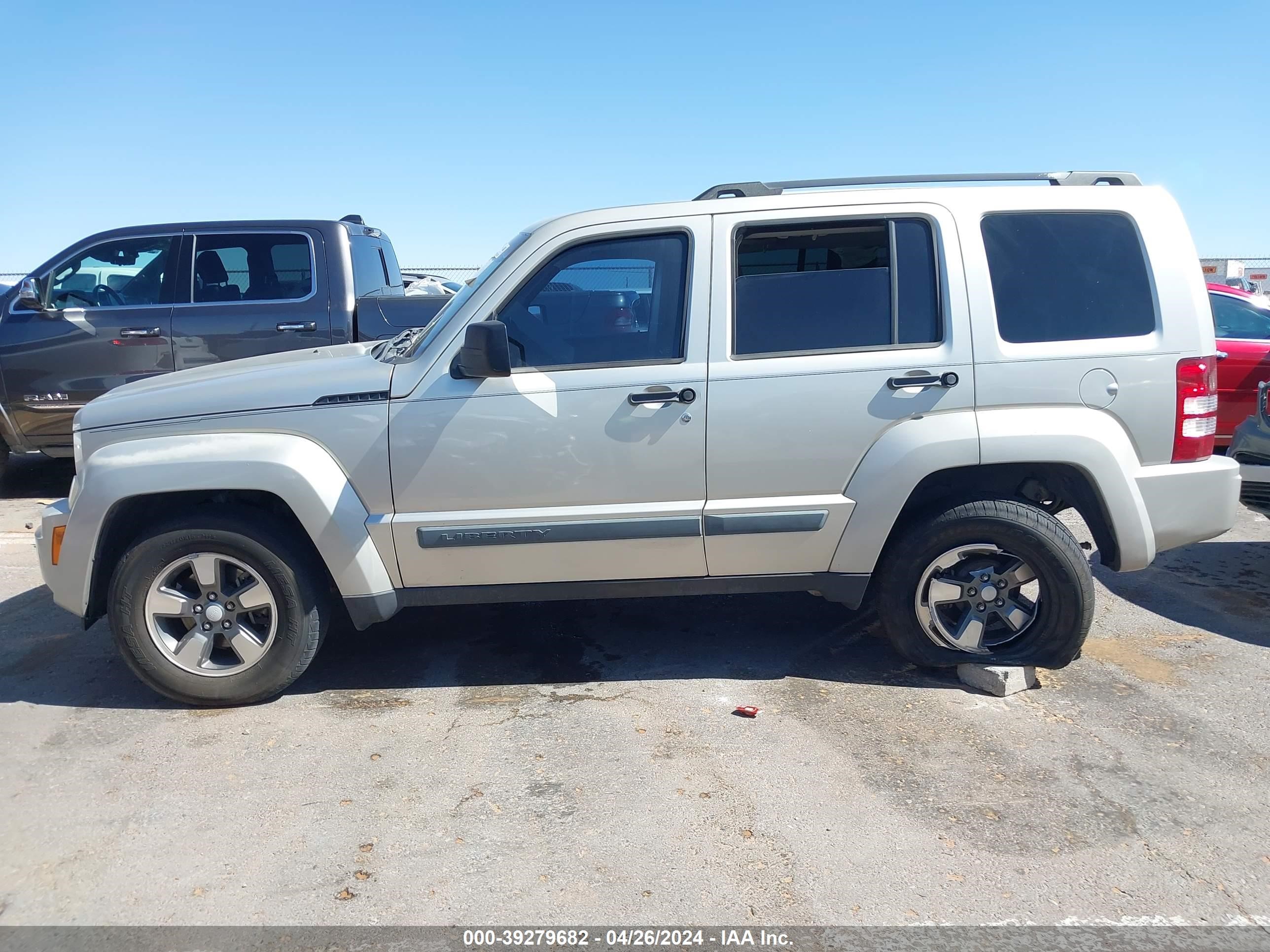 Photo 13 VIN: 1J8GP28K49W506574 - JEEP LIBERTY (NORTH AMERICA) 