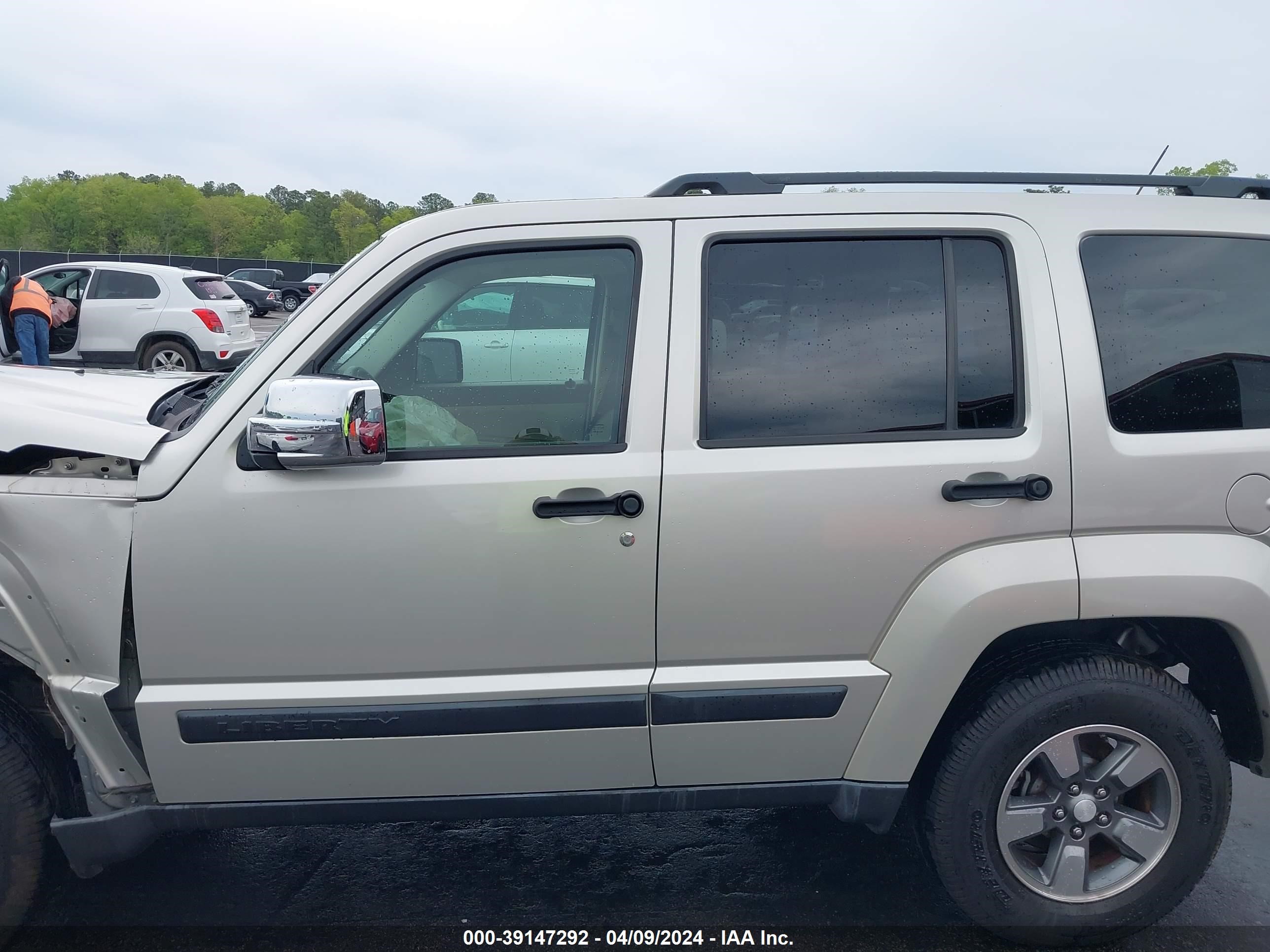 Photo 14 VIN: 1J8GP28K68W135447 - JEEP LIBERTY (NORTH AMERICA) 