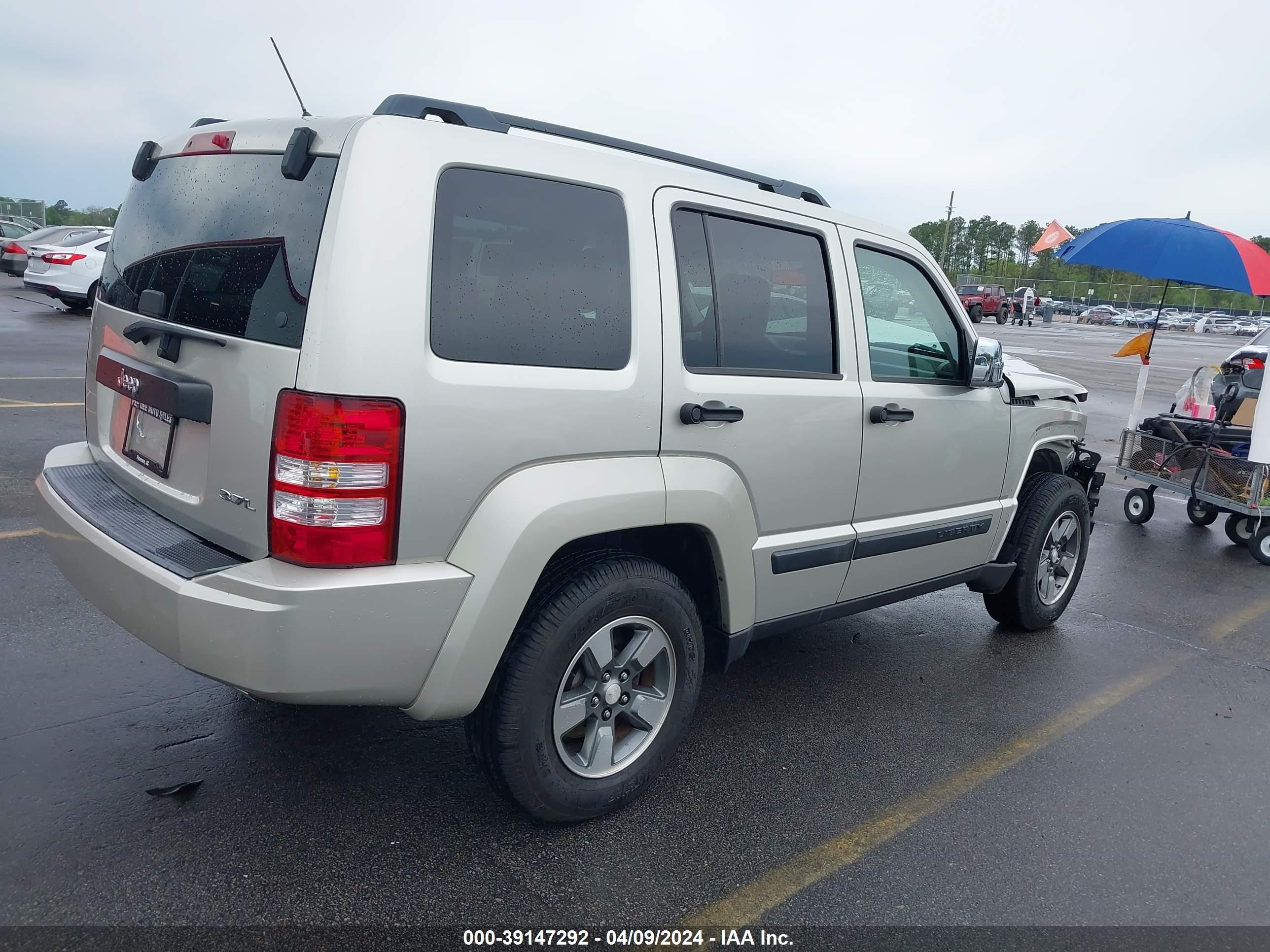 Photo 3 VIN: 1J8GP28K68W135447 - JEEP LIBERTY (NORTH AMERICA) 