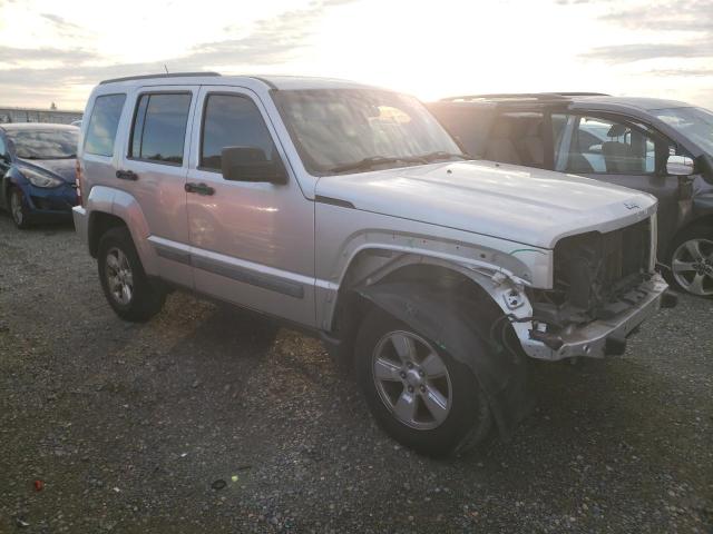 Photo 3 VIN: 1J8GP28K69W546705 - JEEP LIBERTY 