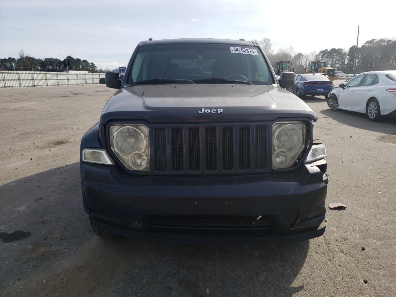 Photo 4 VIN: 1J8GP28K78W172913 - JEEP LIBERTY (NORTH AMERICA) 