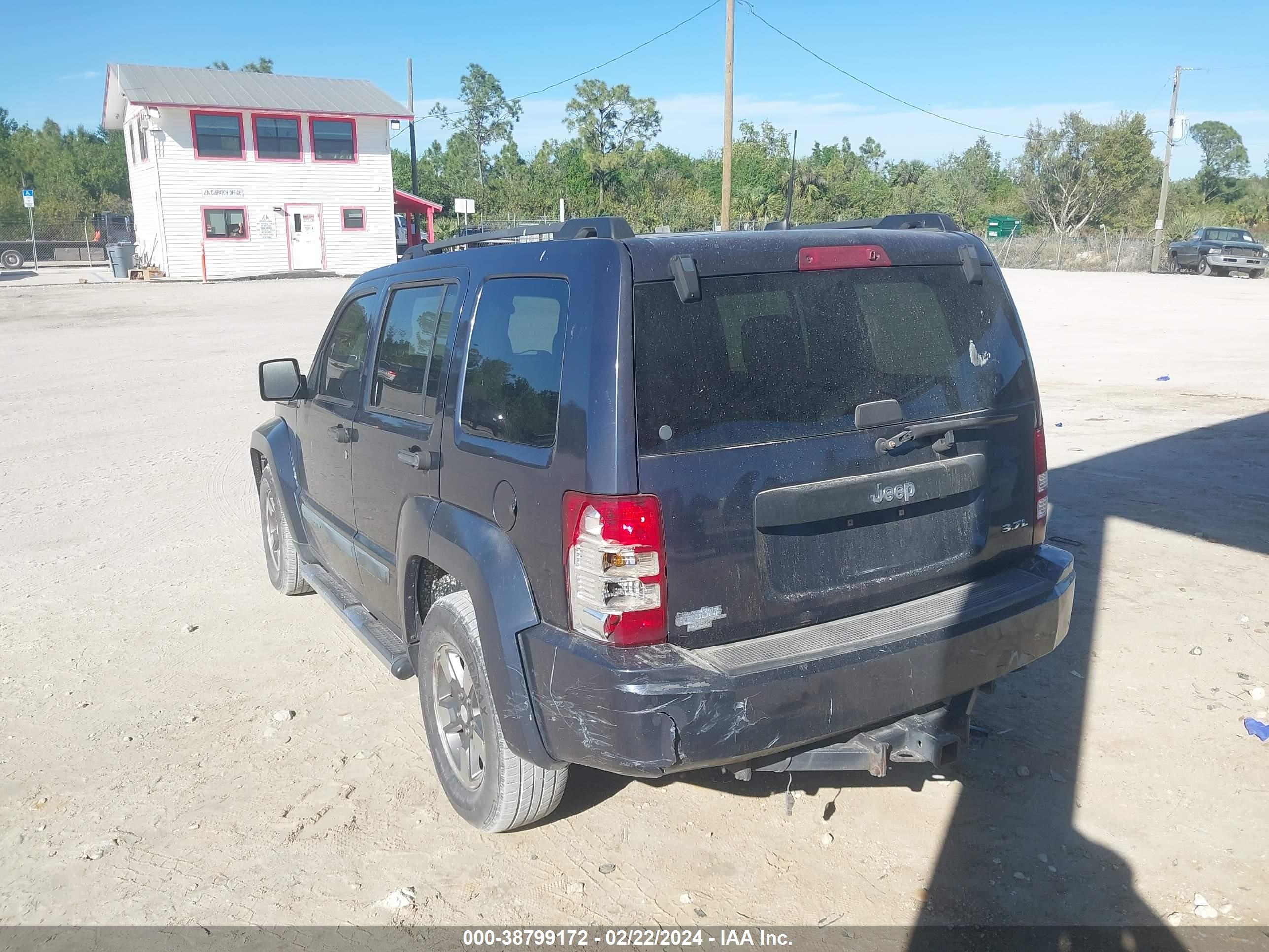 Photo 2 VIN: 1J8GP28K98W286640 - JEEP LIBERTY (NORTH AMERICA) 