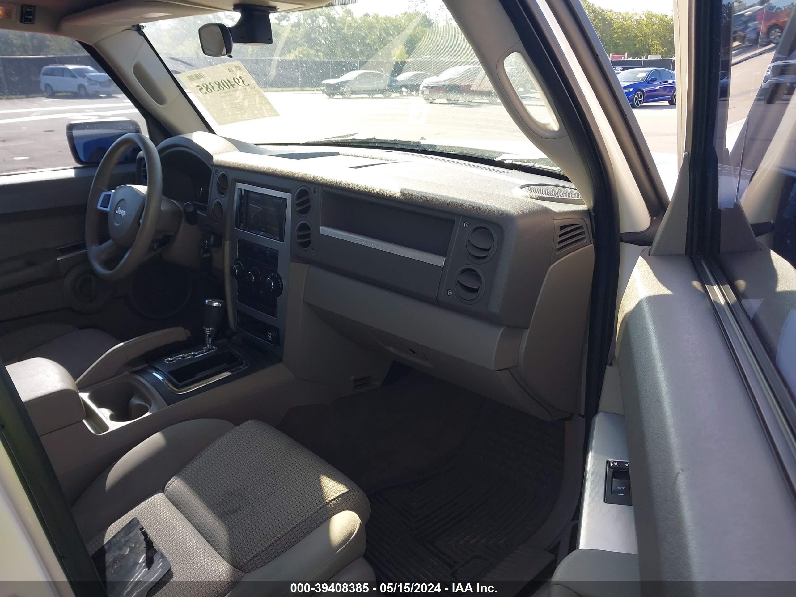 Photo 4 VIN: 1J8HG48K38C218755 - JEEP COMMANDER 