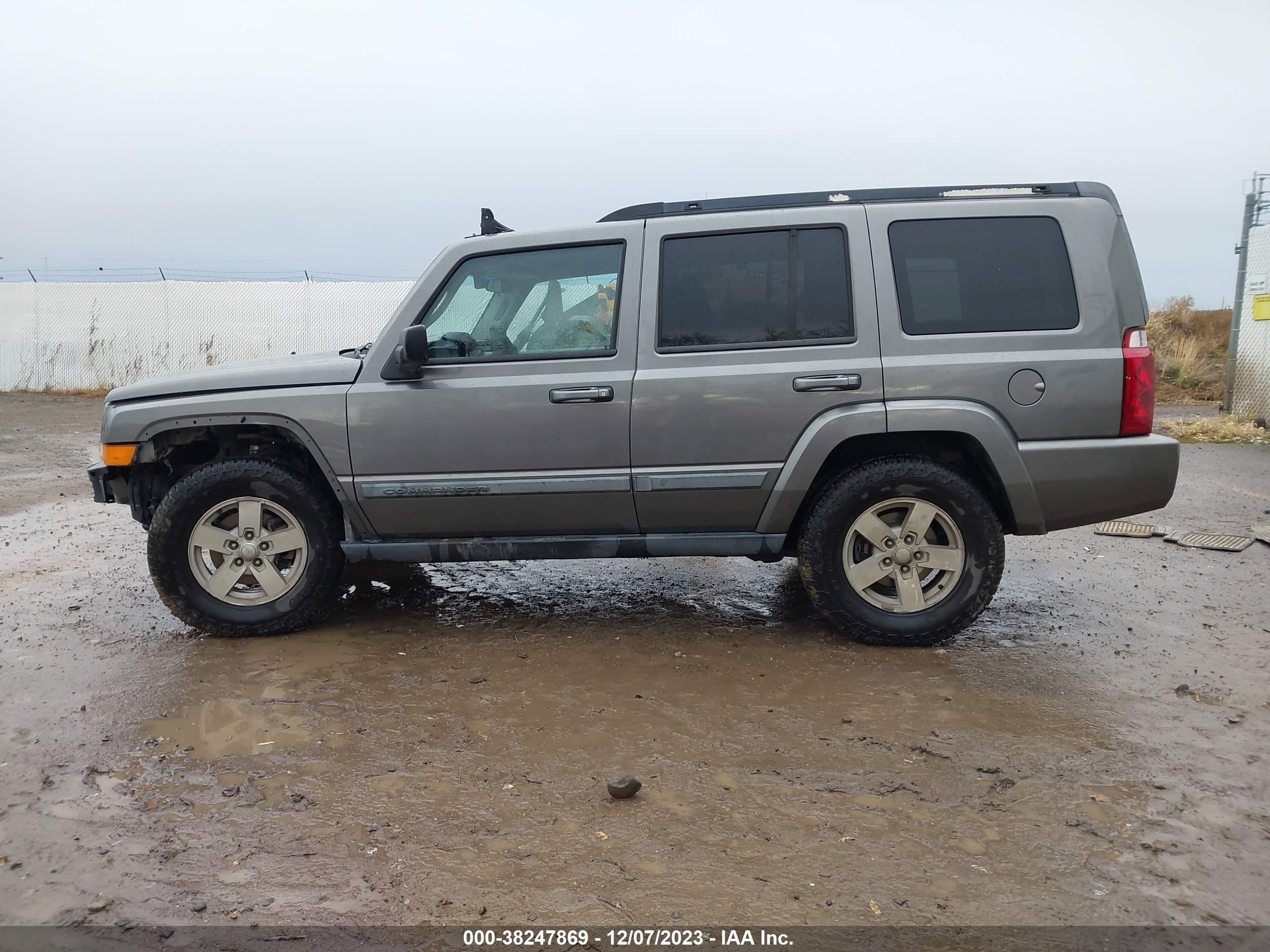 Photo 13 VIN: 1J8HG48K48C145685 - JEEP COMMANDER 