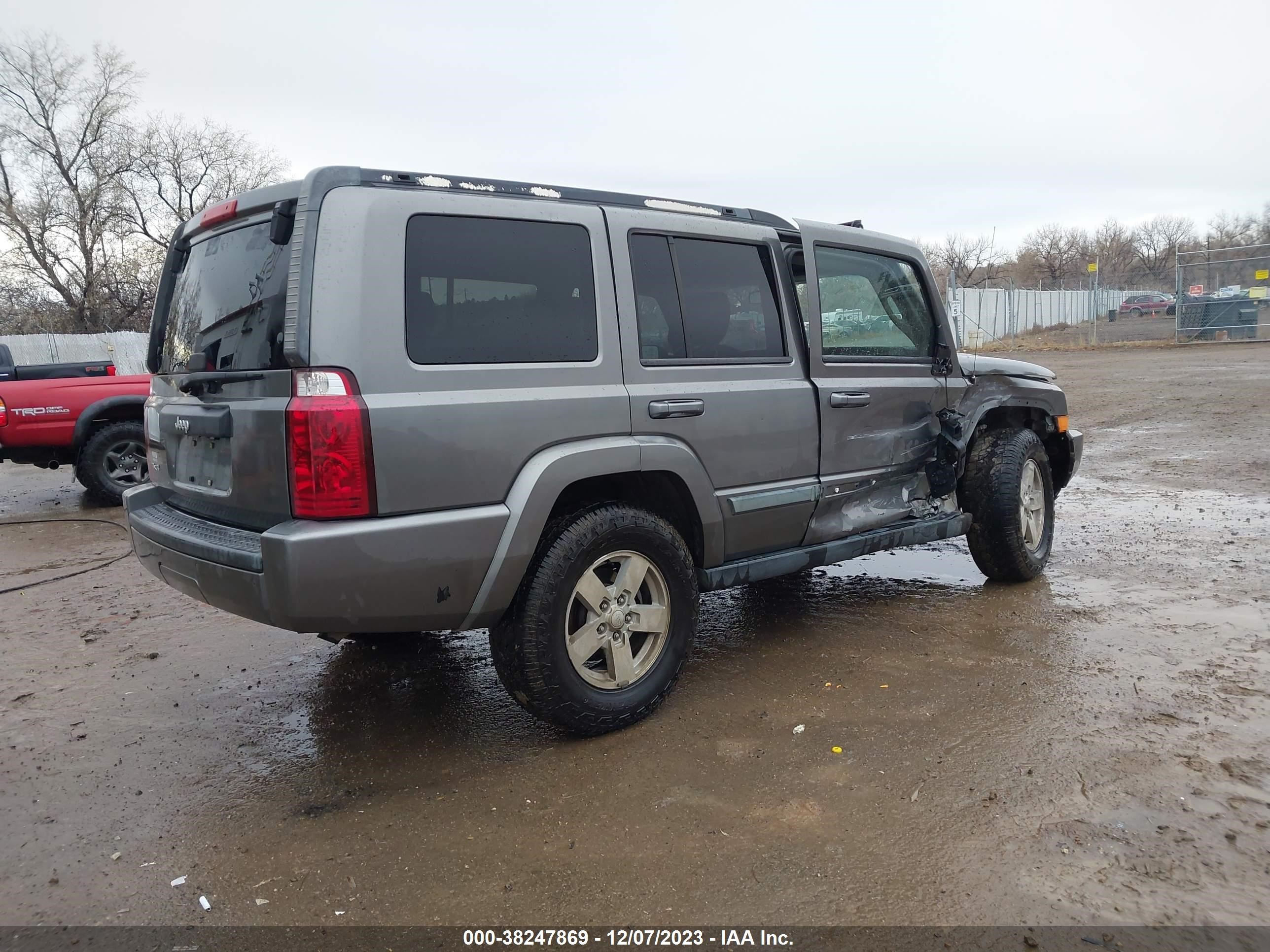 Photo 3 VIN: 1J8HG48K48C145685 - JEEP COMMANDER 