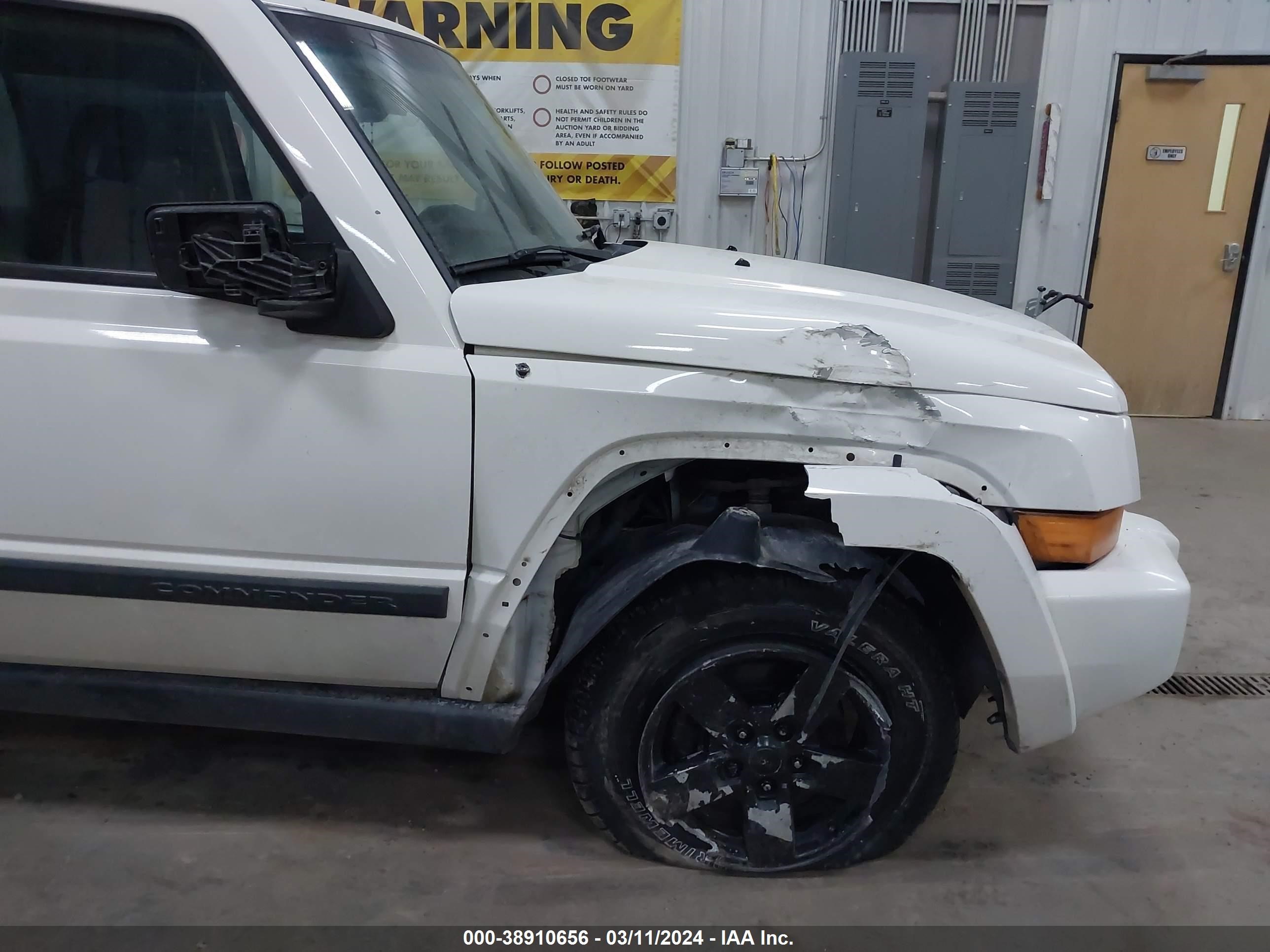 Photo 5 VIN: 1J8HG48K78G186411 - JEEP COMMANDER 