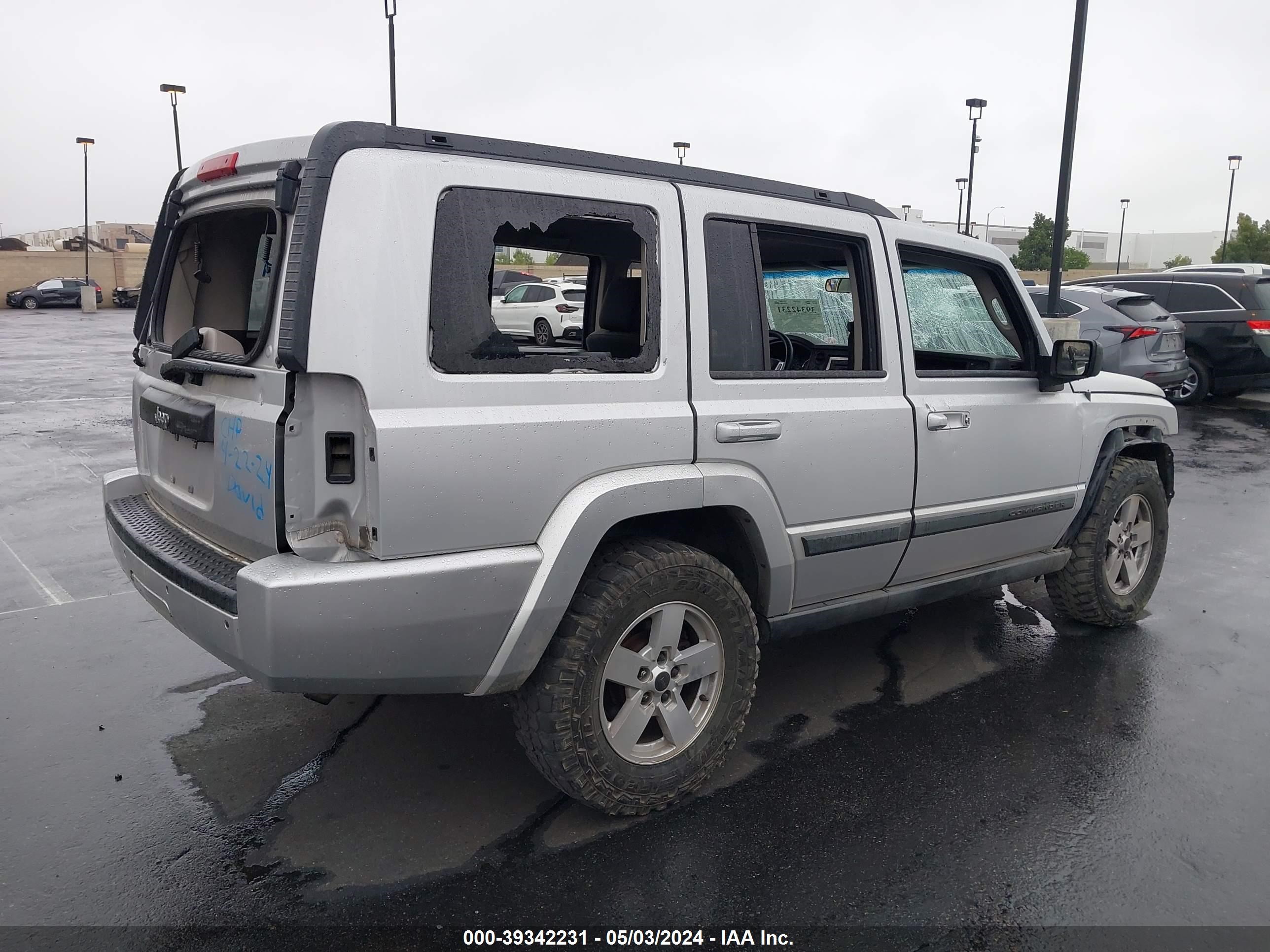 Photo 11 VIN: 1J8HG48K98C206772 - JEEP COMMANDER 