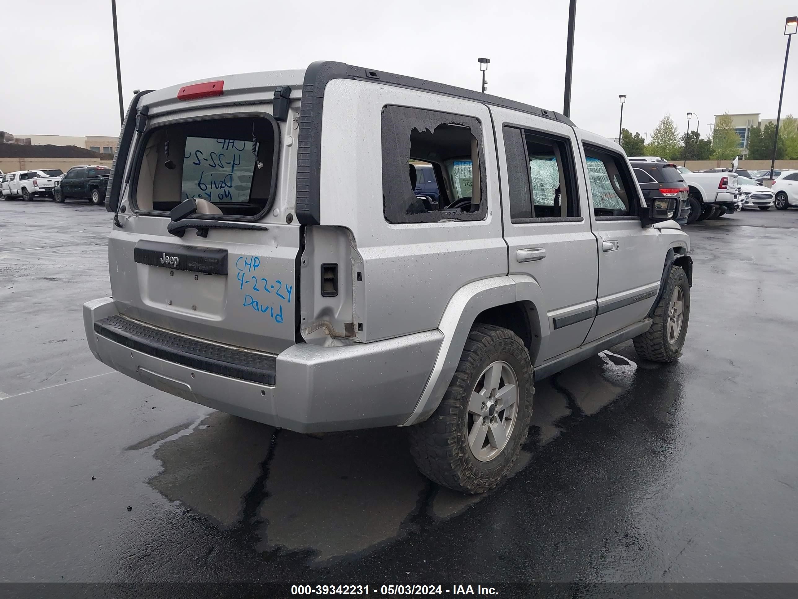 Photo 3 VIN: 1J8HG48K98C206772 - JEEP COMMANDER 