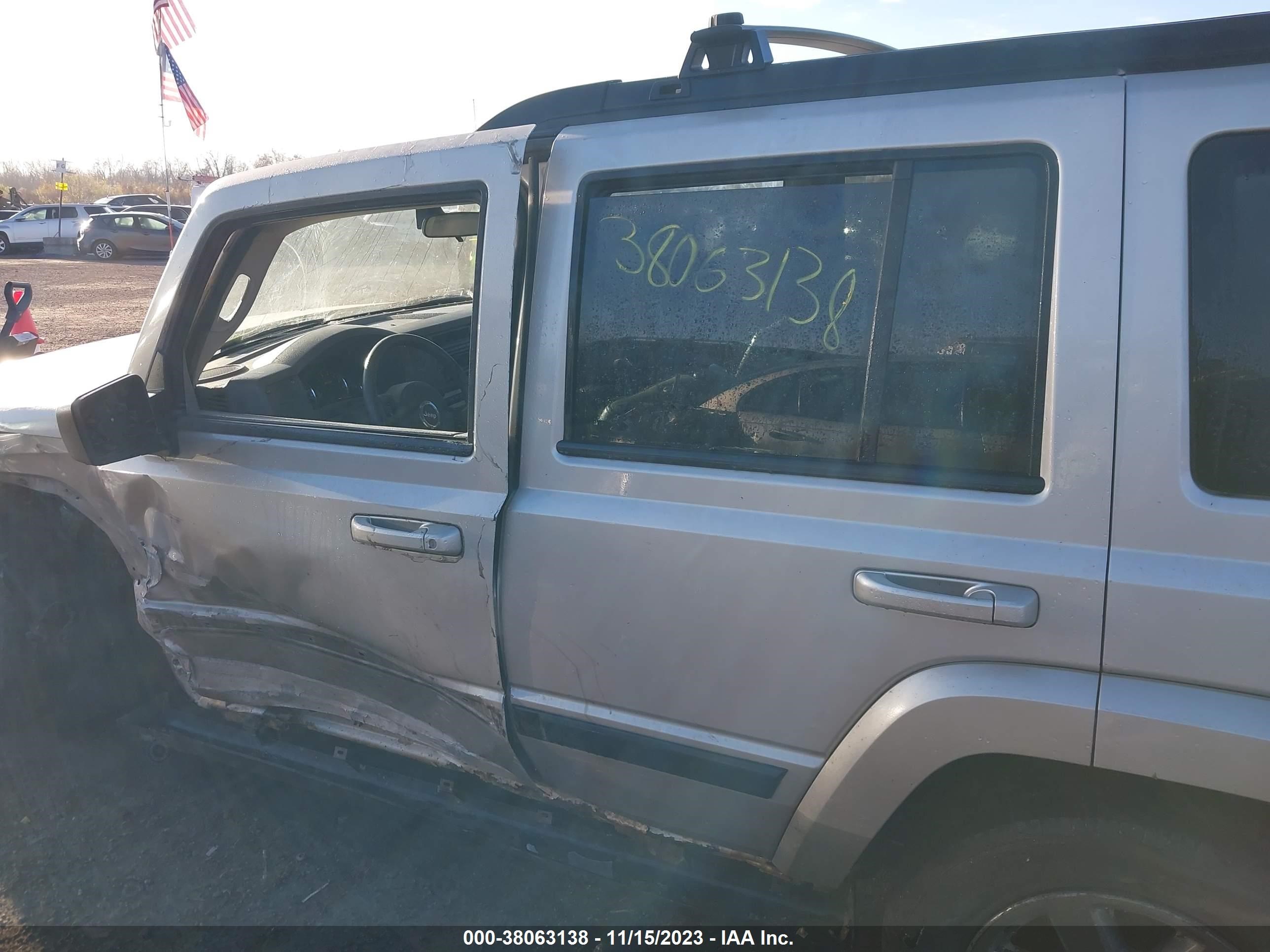 Photo 13 VIN: 1J8HG48KX7C632131 - JEEP COMMANDER 