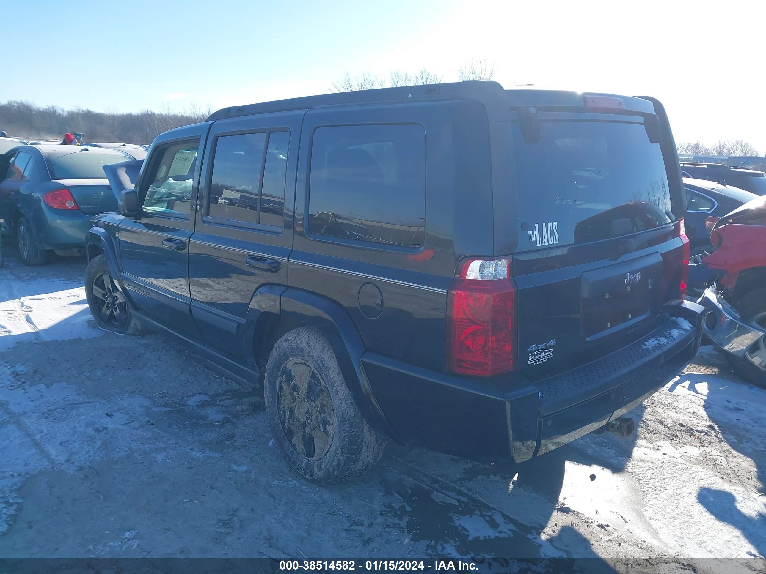 Photo 2 VIN: 1J8HG48KX8C184717 - JEEP COMMANDER 