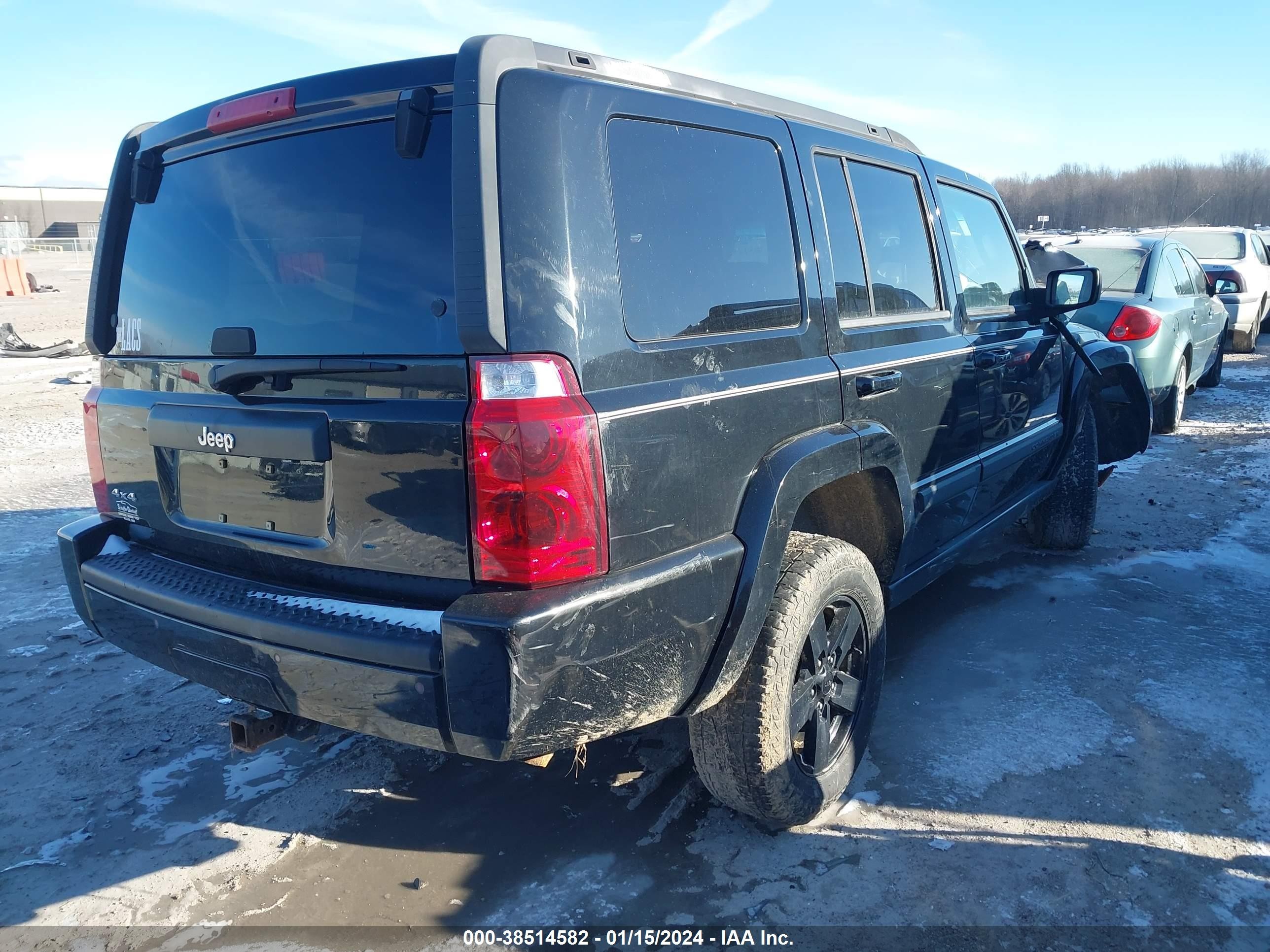 Photo 3 VIN: 1J8HG48KX8C184717 - JEEP COMMANDER 