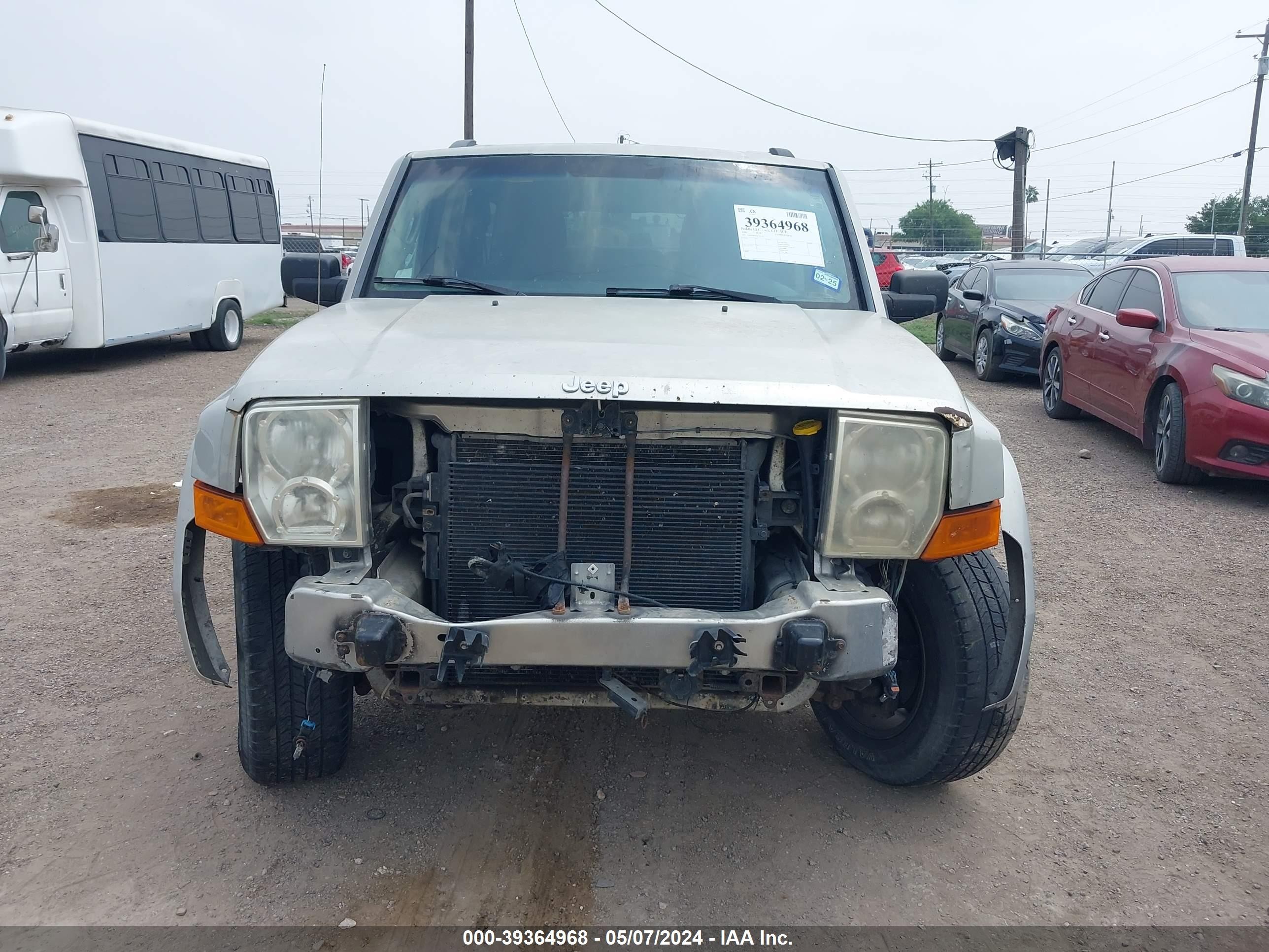 Photo 5 VIN: 1J8HG48N68C151143 - JEEP COMMANDER 