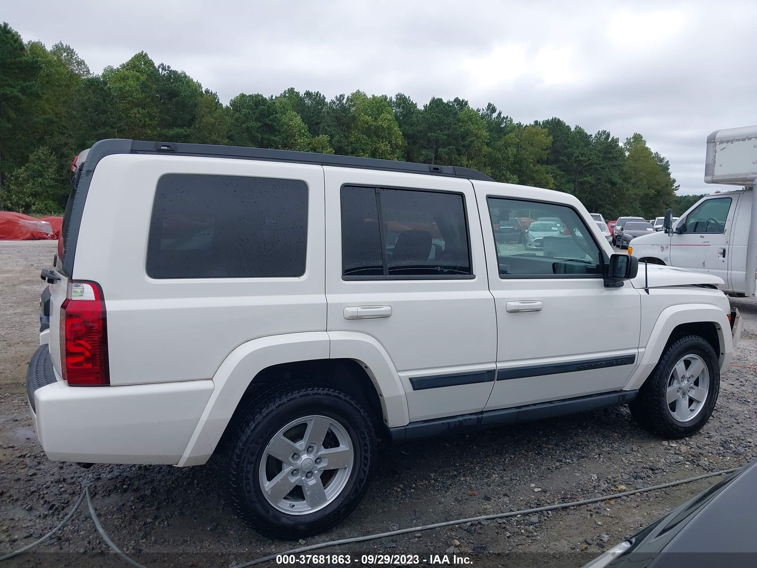 Photo 12 VIN: 1J8HH48K18C168600 - JEEP COMMANDER 