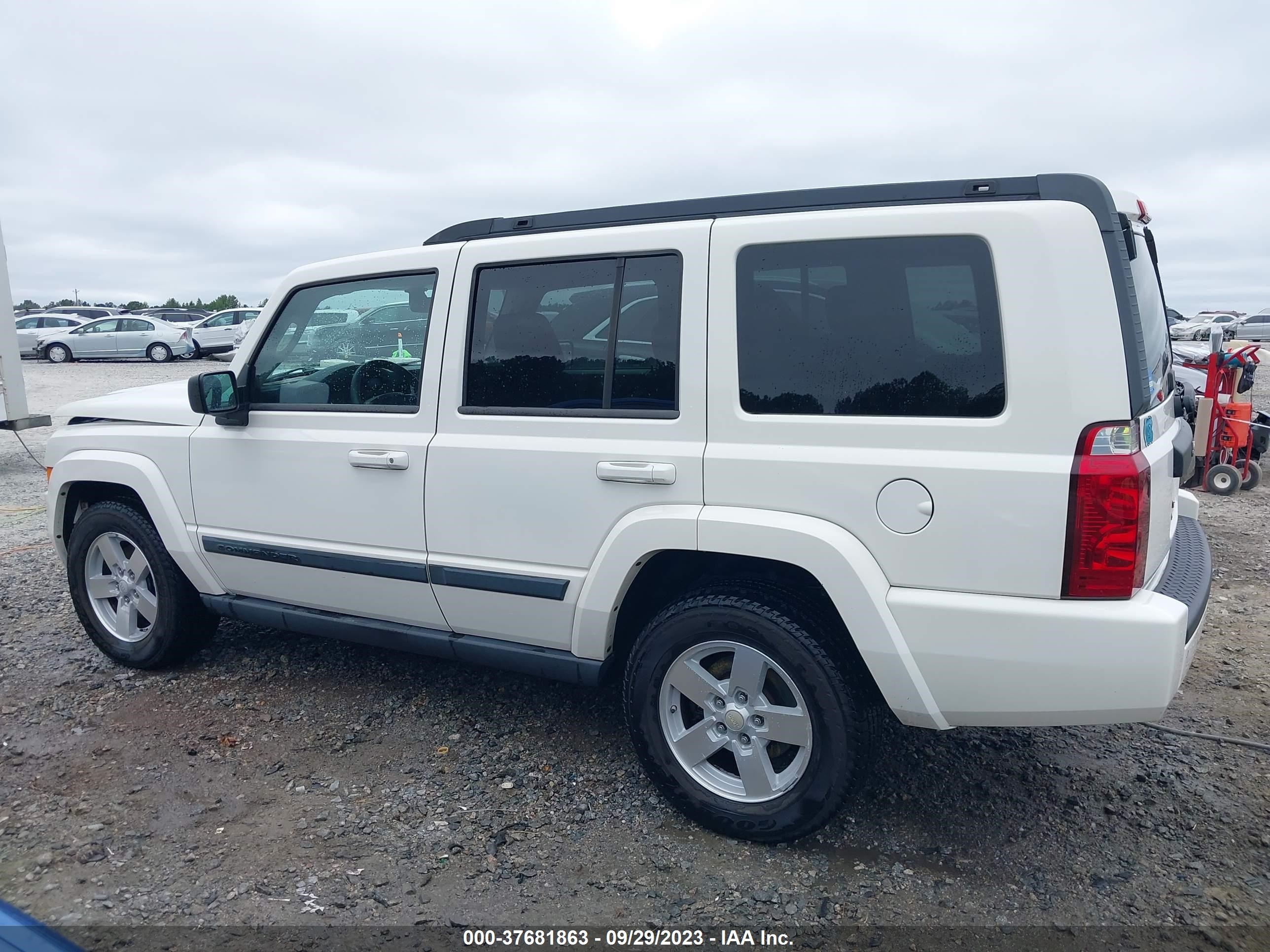 Photo 13 VIN: 1J8HH48K18C168600 - JEEP COMMANDER 