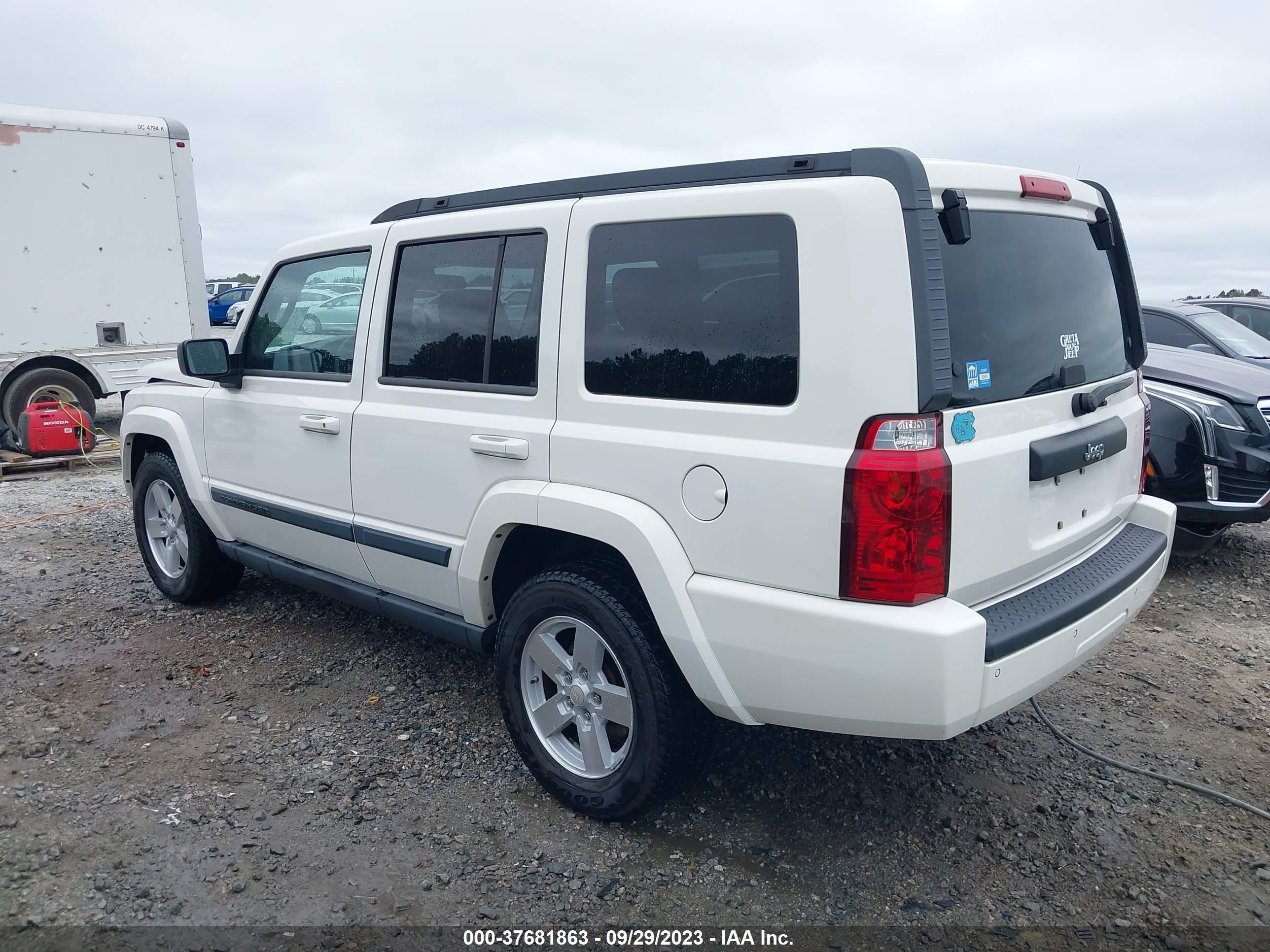 Photo 2 VIN: 1J8HH48K18C168600 - JEEP COMMANDER 