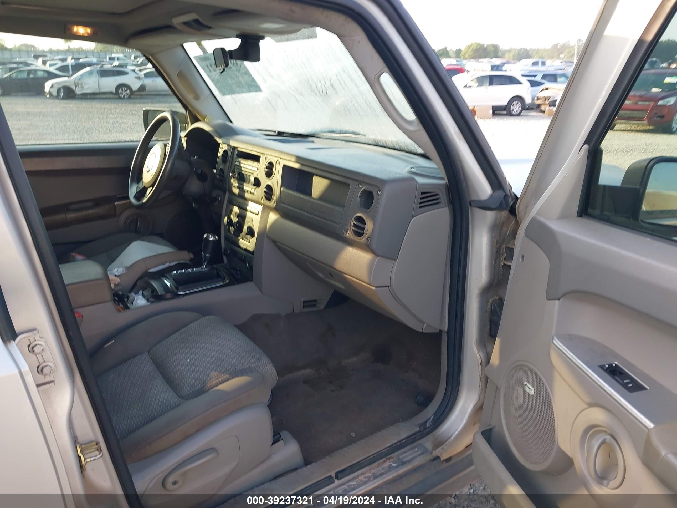 Photo 4 VIN: 1J8HH48K67C622449 - JEEP COMMANDER 