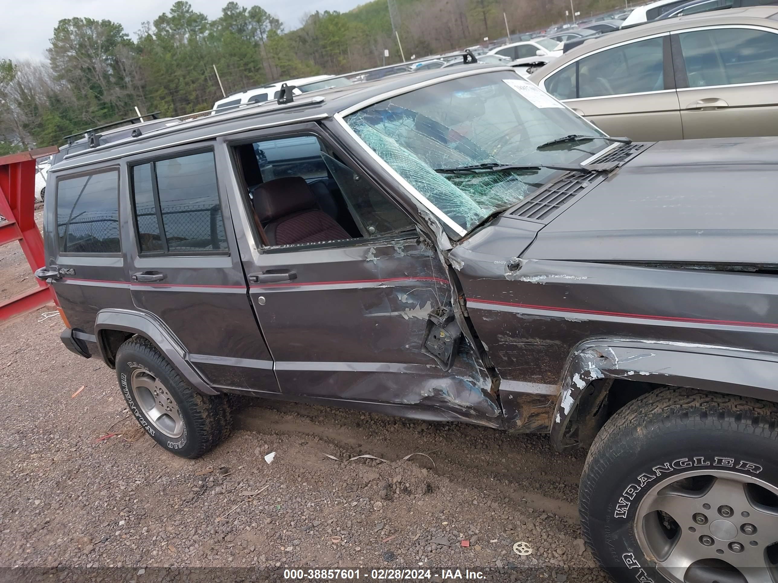 Photo 5 VIN: 1JCML7820JT212323 - JEEP CHEROKEE 