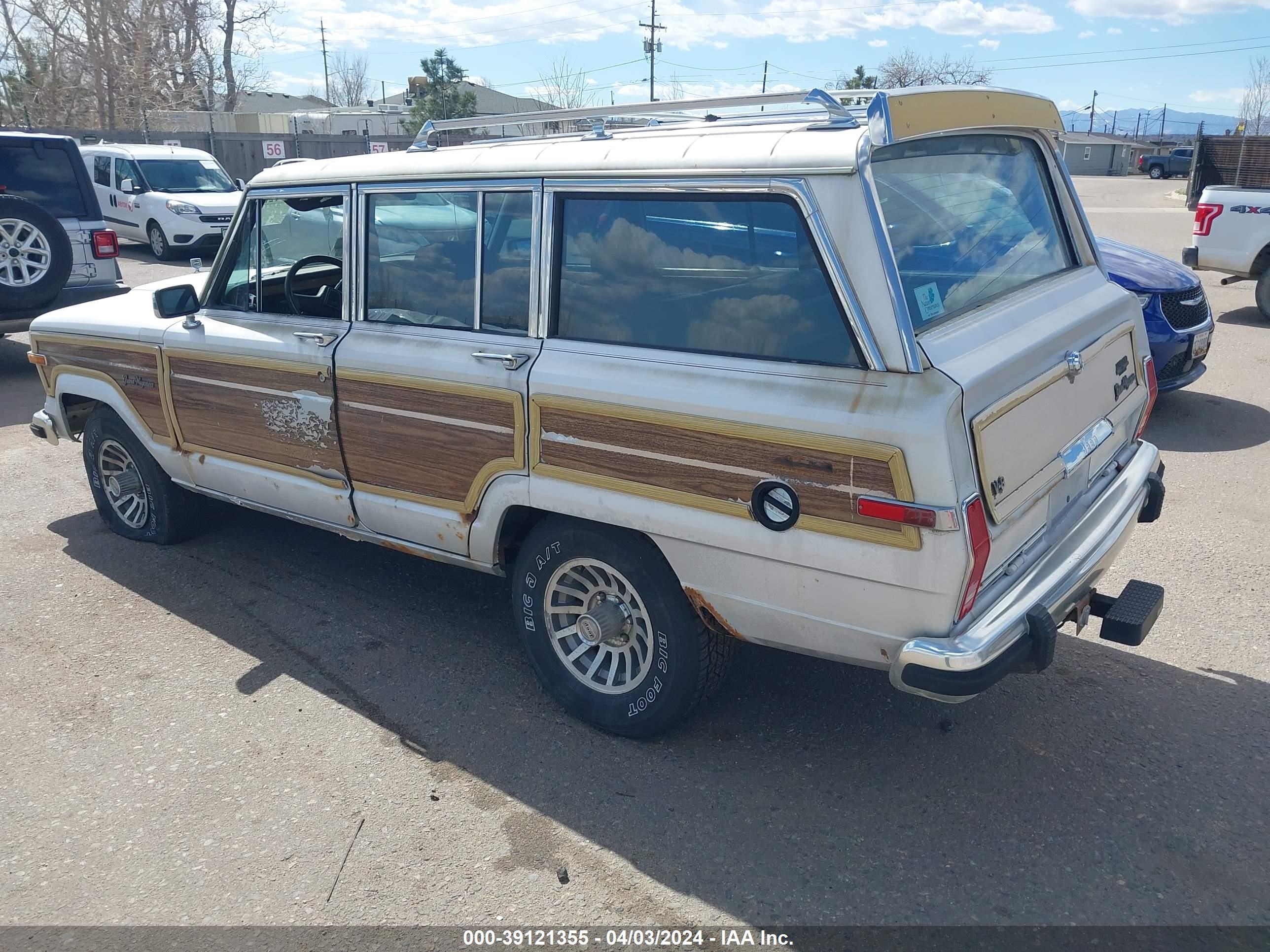 Photo 2 VIN: 1JCNJ15U3JT036512 - JEEP GRAND WAGONEER 