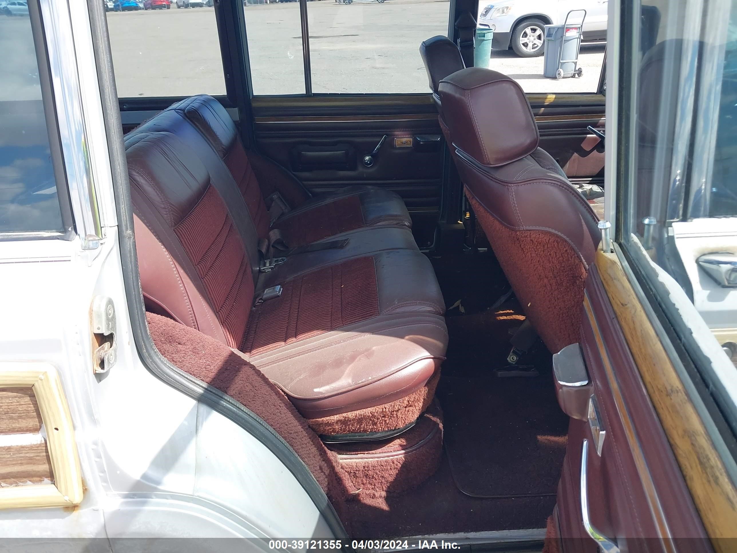 Photo 7 VIN: 1JCNJ15U3JT036512 - JEEP GRAND WAGONEER 