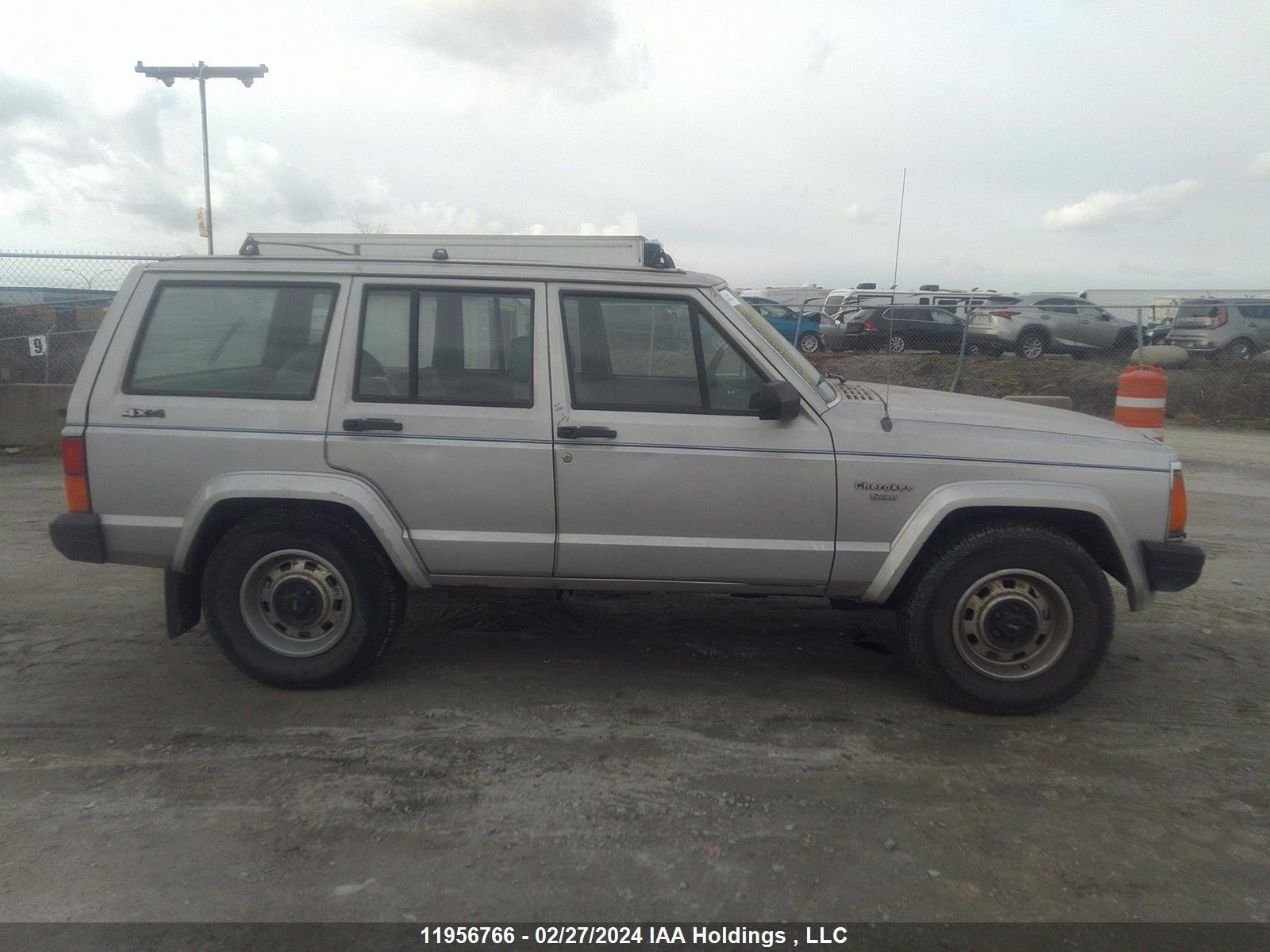 Photo 12 VIN: 1JCWC7829GT203833 - JEEP CHEROKEE 