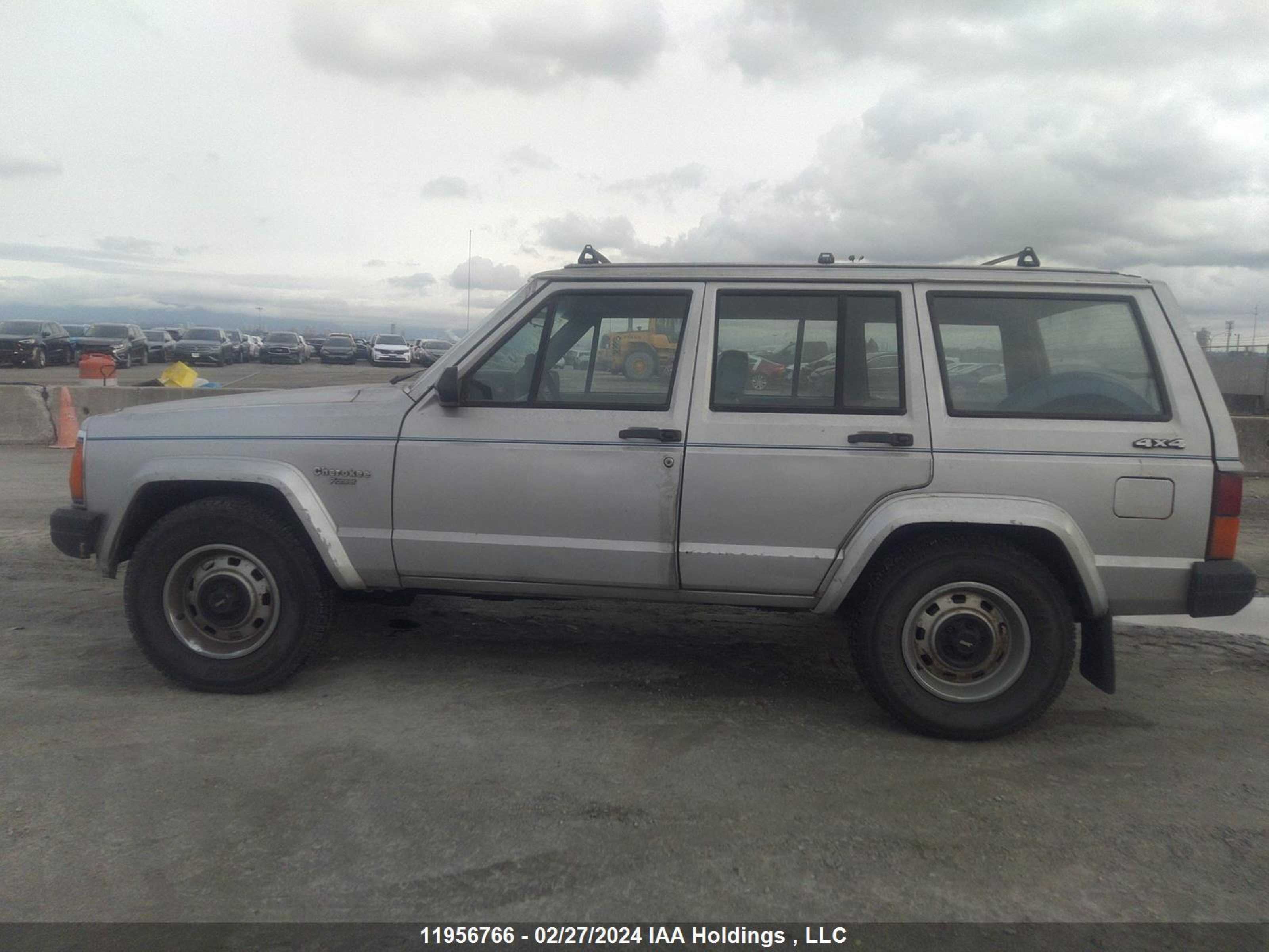 Photo 13 VIN: 1JCWC7829GT203833 - JEEP CHEROKEE 