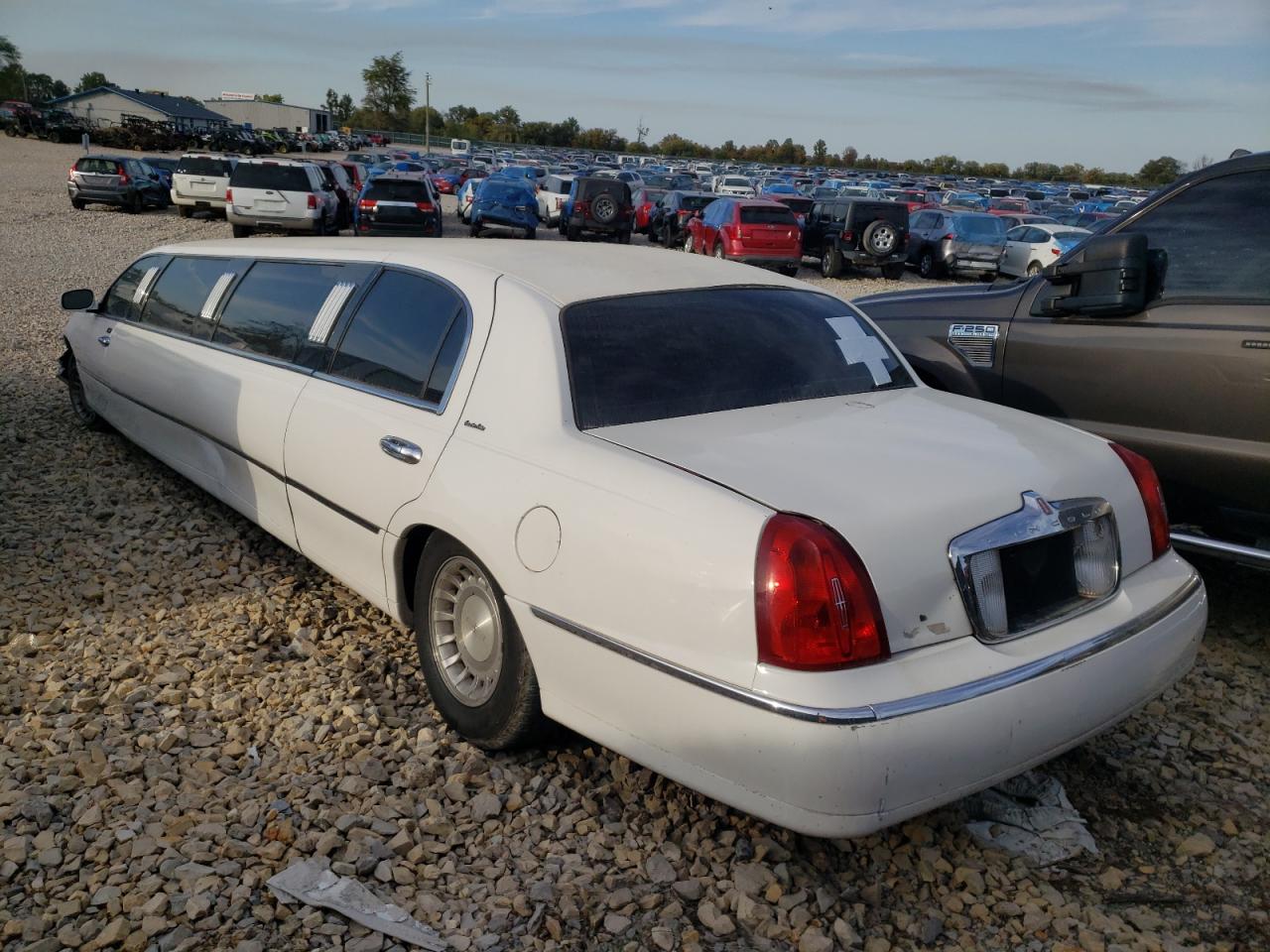 Photo 1 VIN: 1L1FM81W0YY869465 - LINCOLN TOWN CAR 