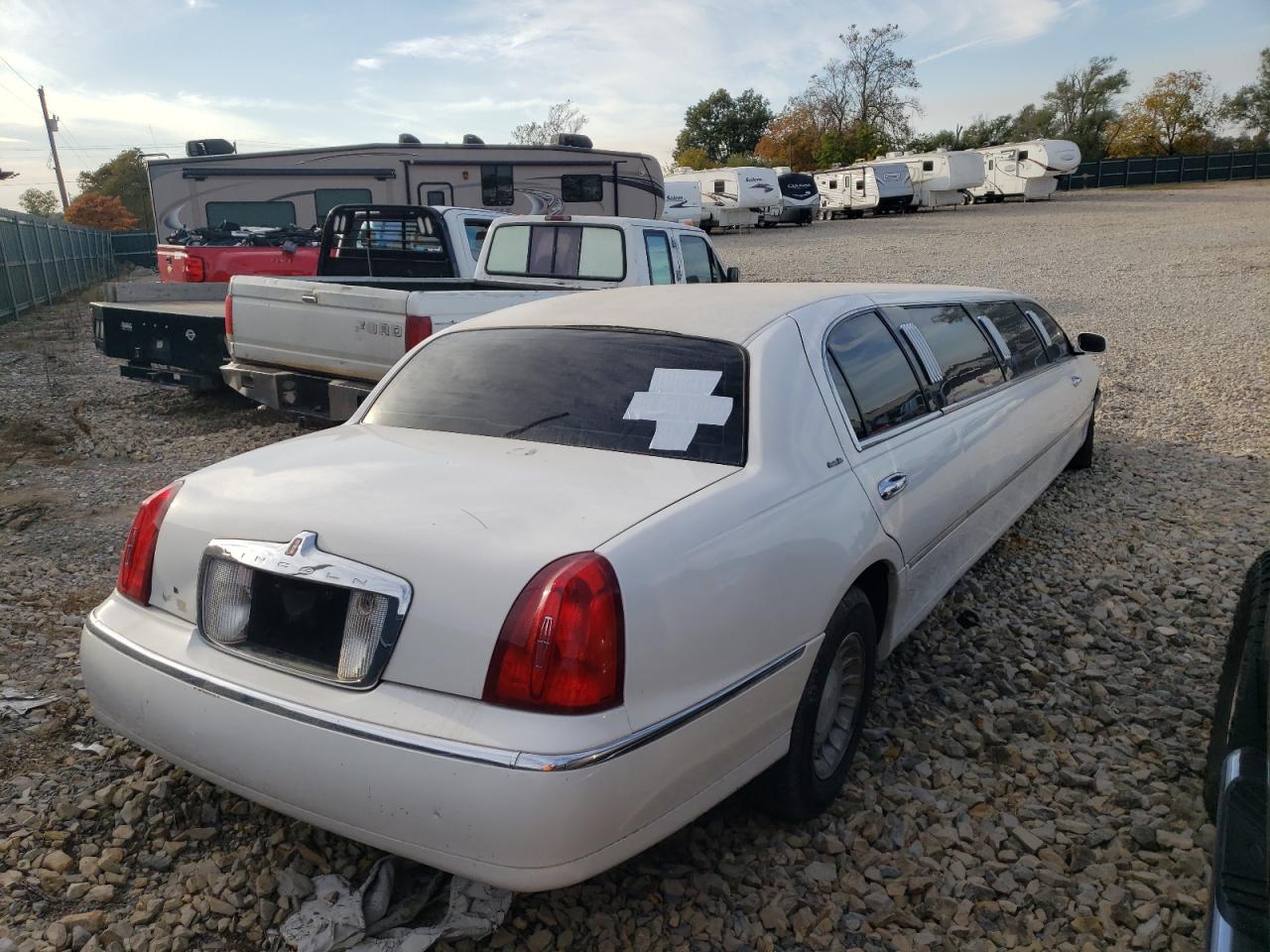 Photo 2 VIN: 1L1FM81W0YY869465 - LINCOLN TOWN CAR 