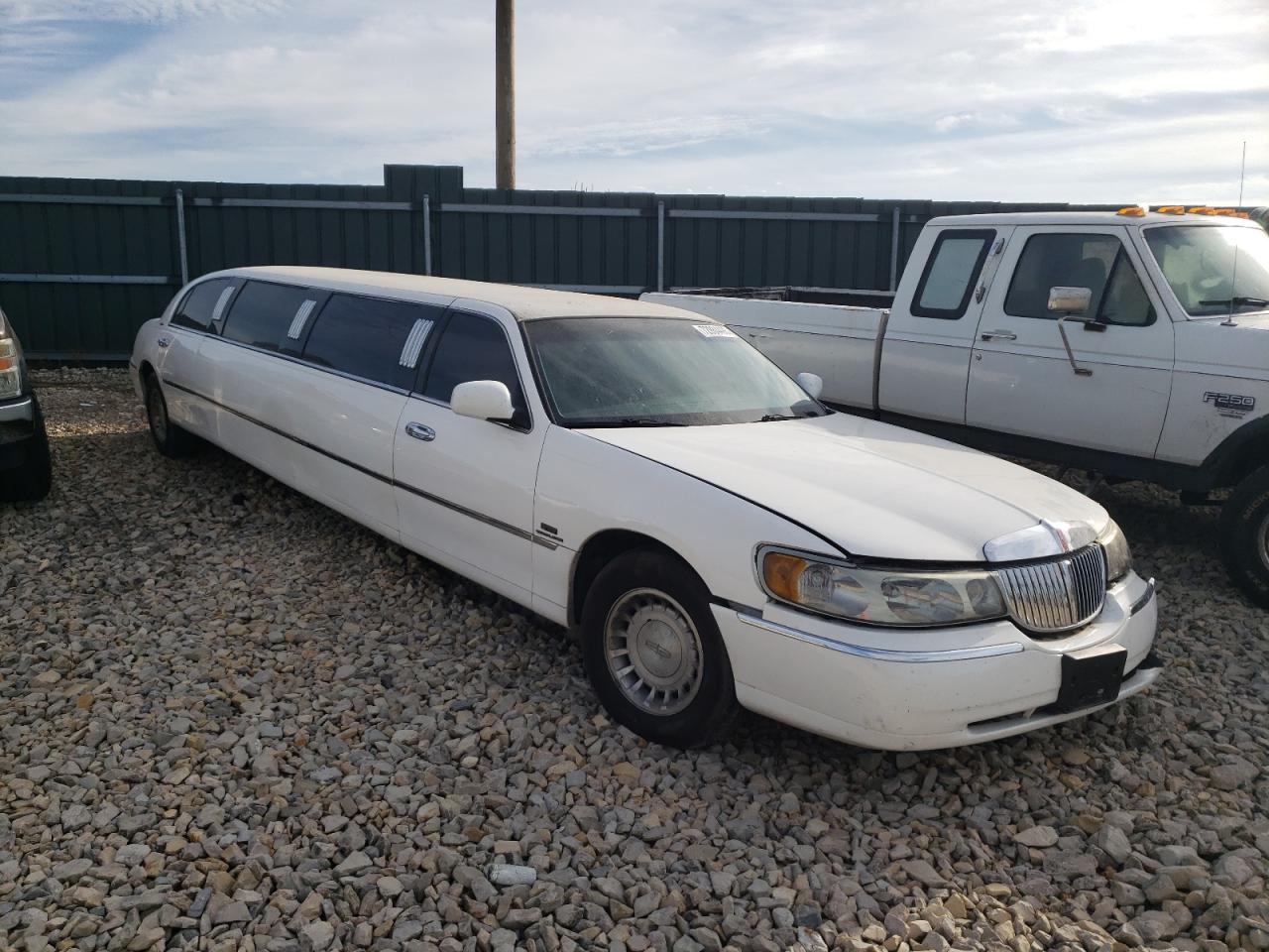 Photo 3 VIN: 1L1FM81W0YY869465 - LINCOLN TOWN CAR 