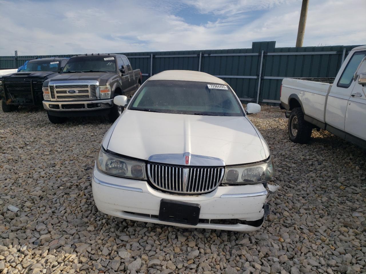 Photo 4 VIN: 1L1FM81W0YY869465 - LINCOLN TOWN CAR 