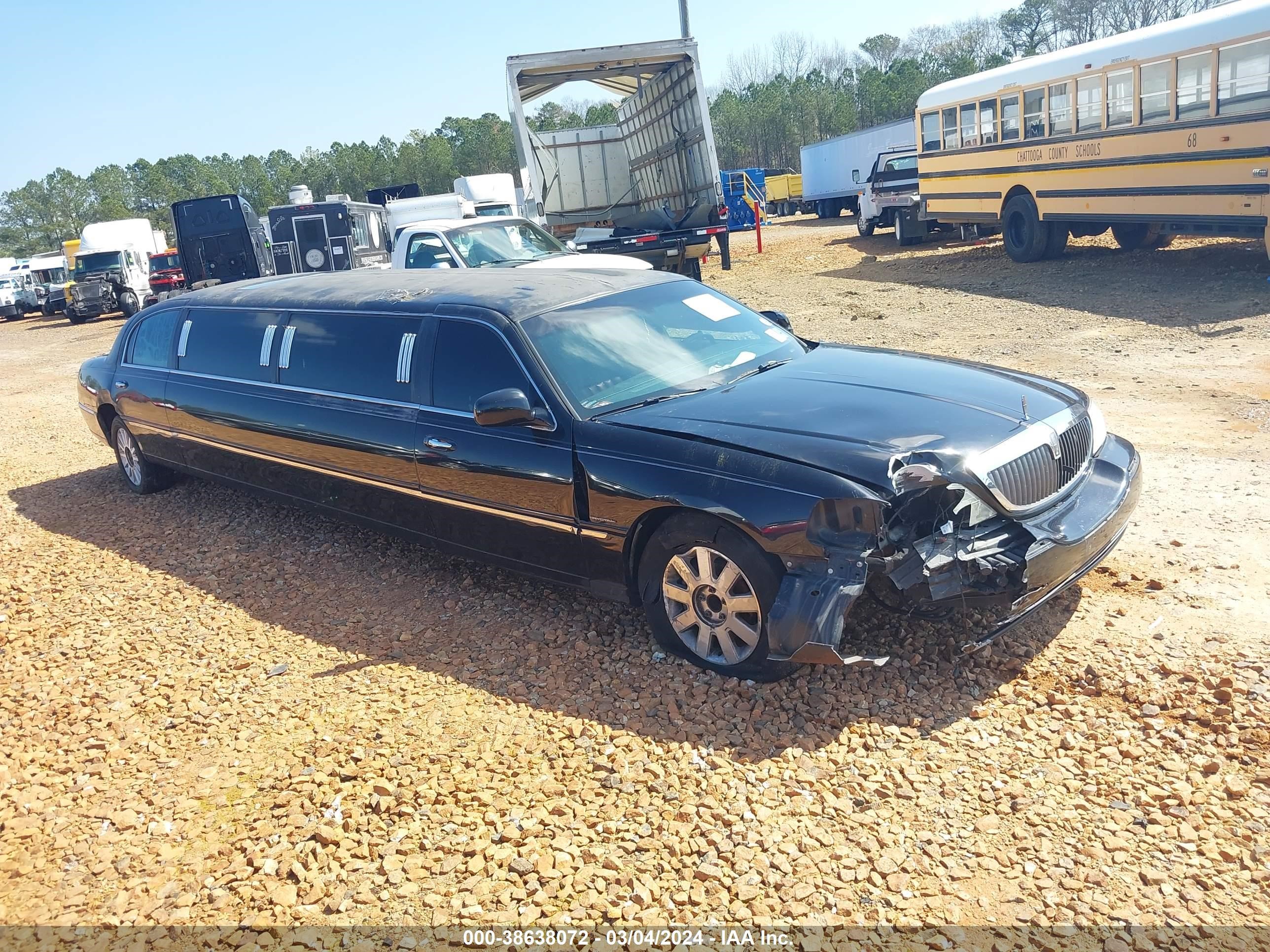 Photo 0 VIN: 1L1FM81W13Y650104 - LINCOLN TOWN CAR 