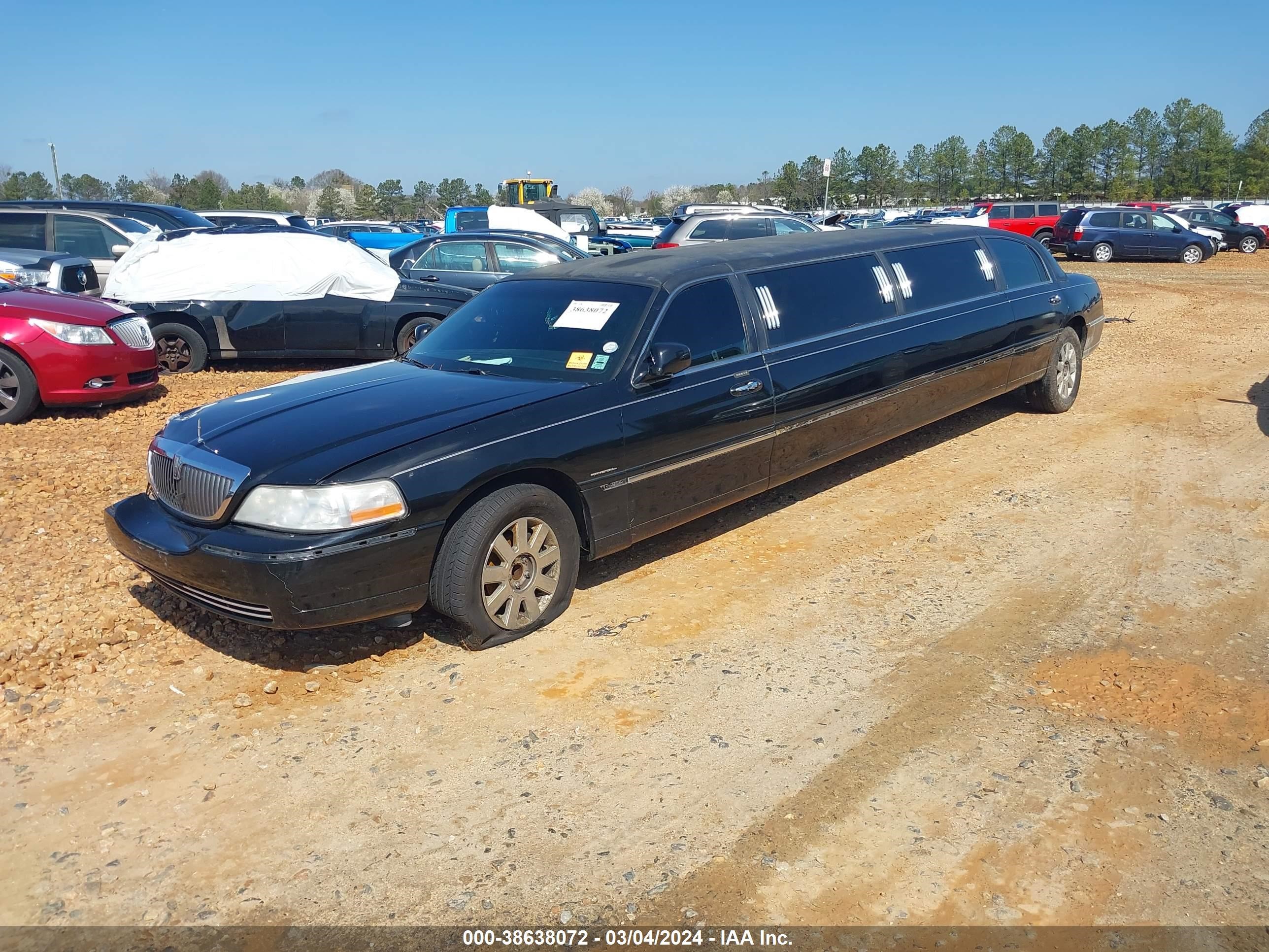 Photo 1 VIN: 1L1FM81W13Y650104 - LINCOLN TOWN CAR 