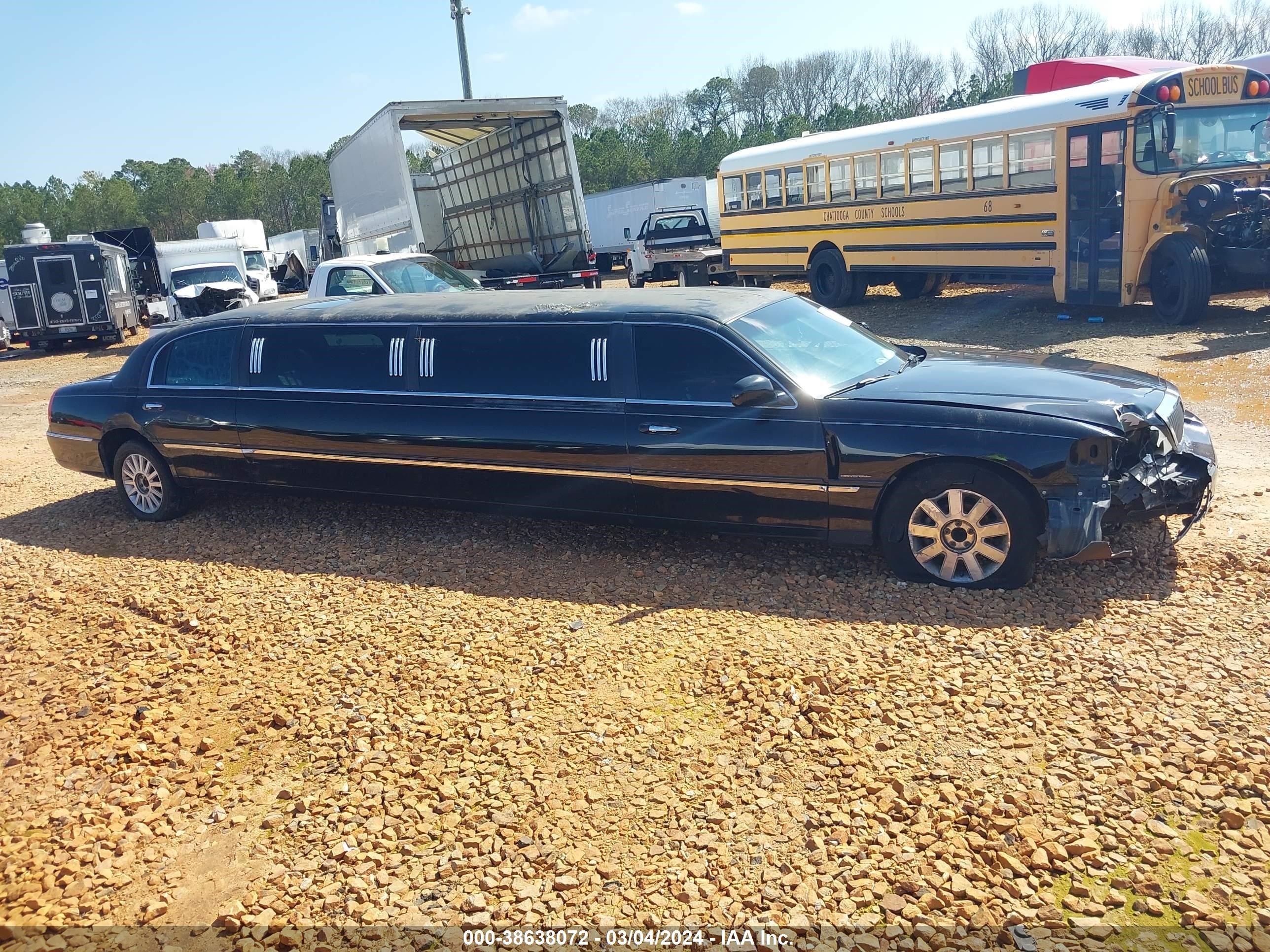 Photo 12 VIN: 1L1FM81W13Y650104 - LINCOLN TOWN CAR 