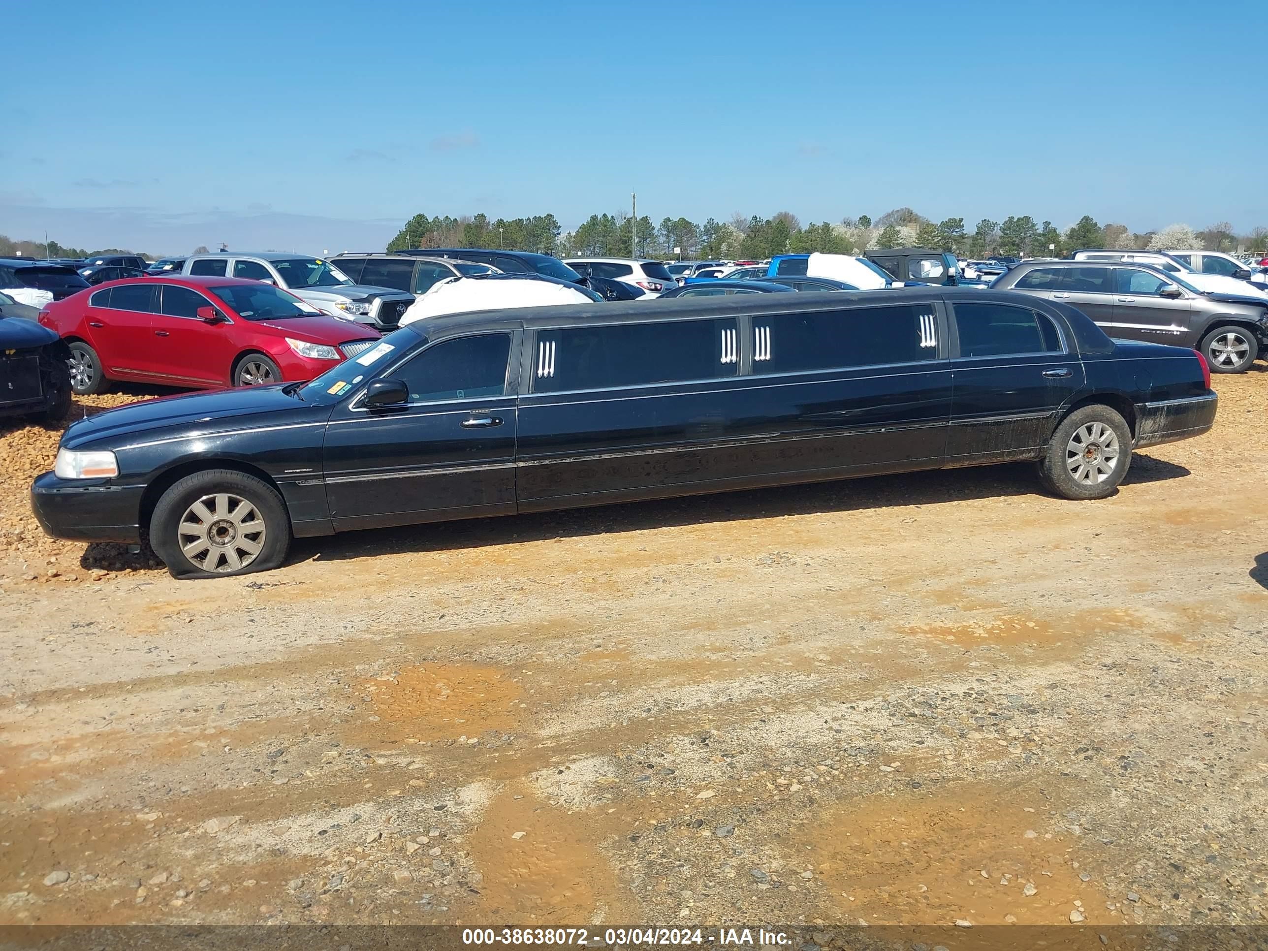 Photo 13 VIN: 1L1FM81W13Y650104 - LINCOLN TOWN CAR 