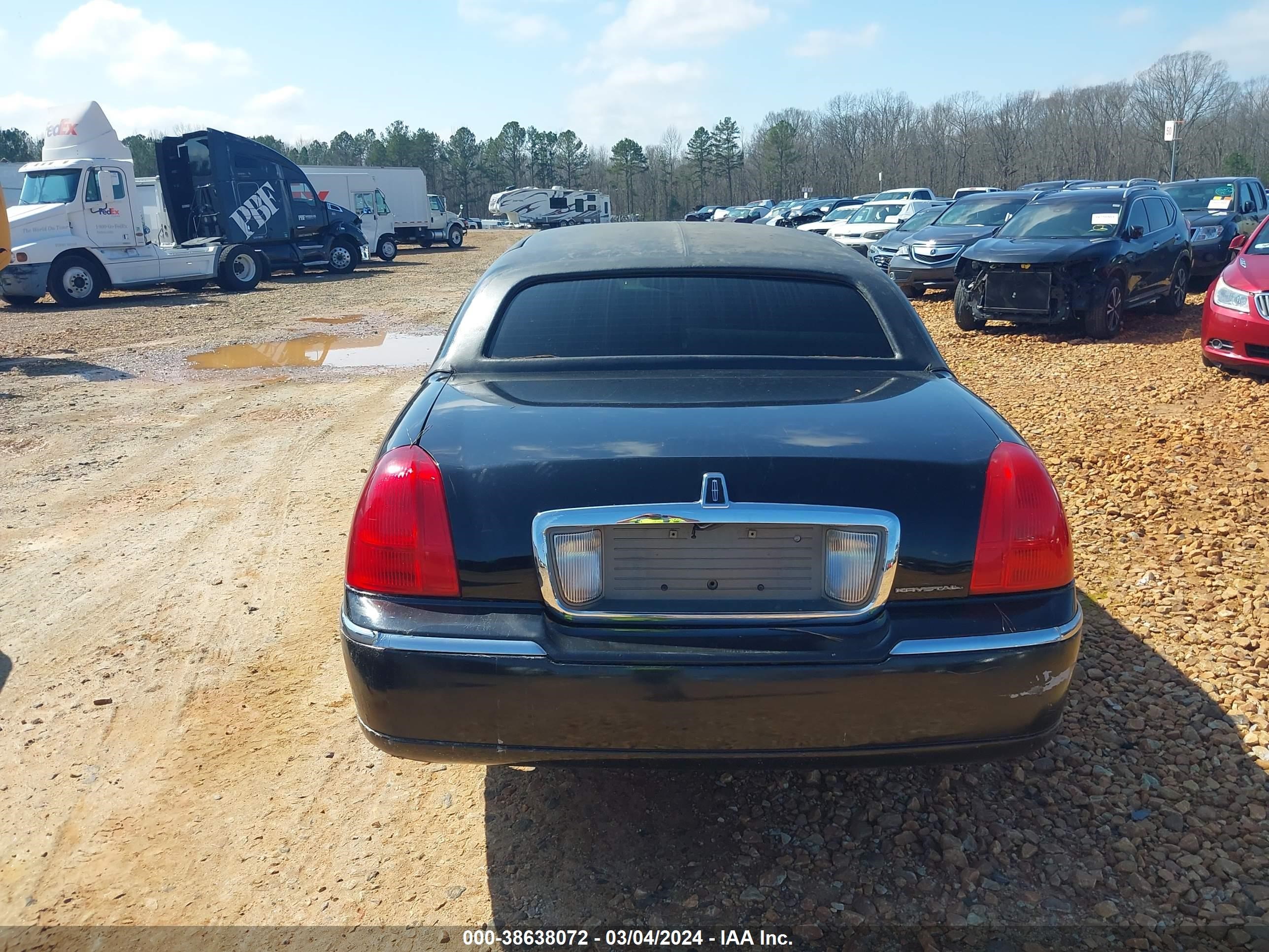 Photo 15 VIN: 1L1FM81W13Y650104 - LINCOLN TOWN CAR 