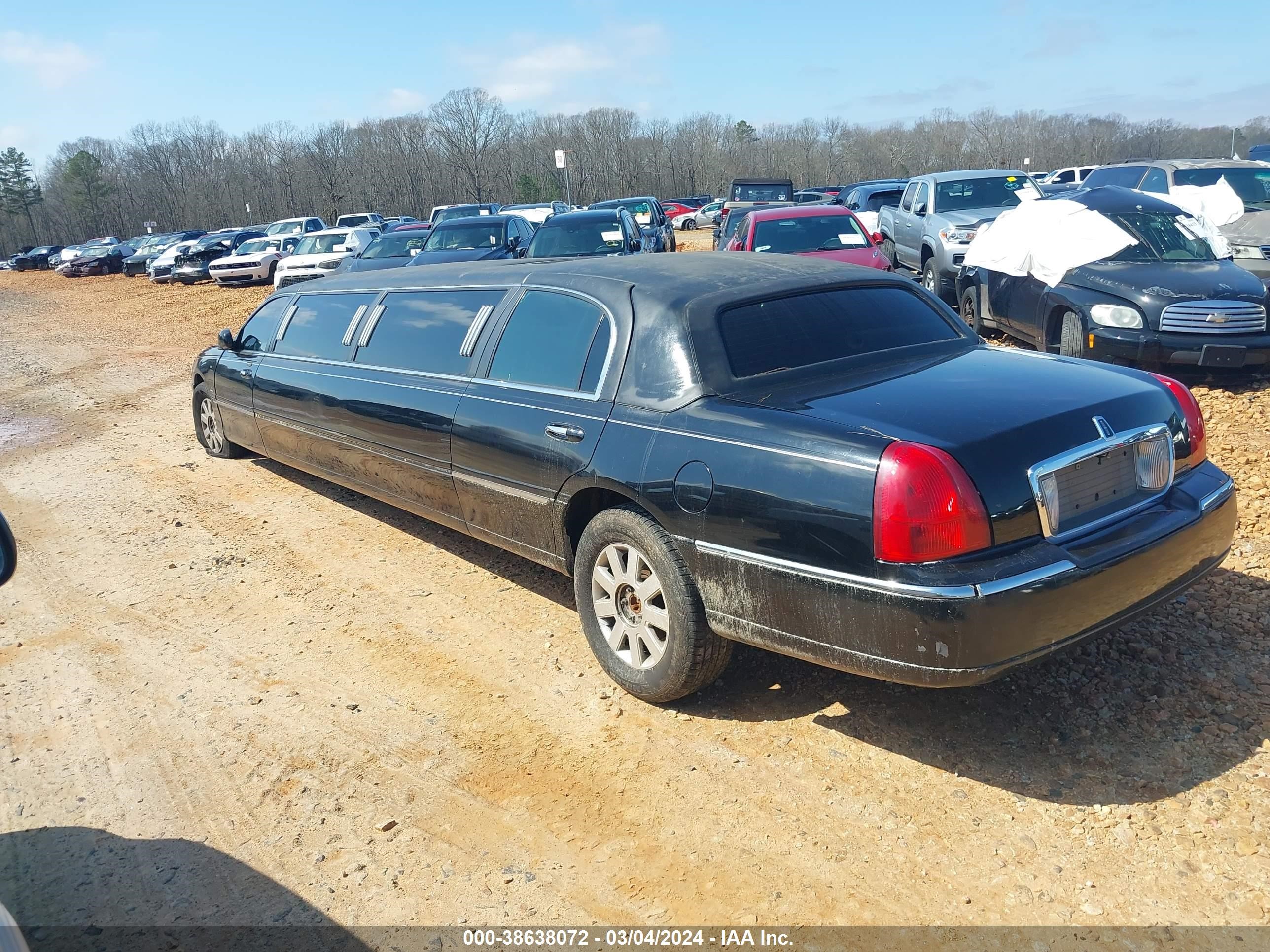 Photo 2 VIN: 1L1FM81W13Y650104 - LINCOLN TOWN CAR 