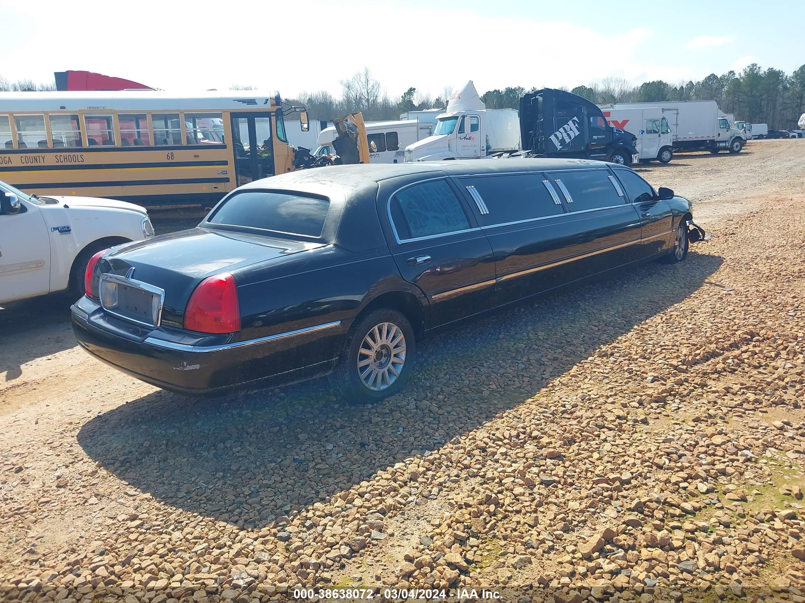 Photo 3 VIN: 1L1FM81W13Y650104 - LINCOLN TOWN CAR 