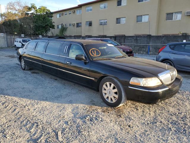 Photo 3 VIN: 1L1FM81WX4Y673799 - LINCOLN TOWNCAR 