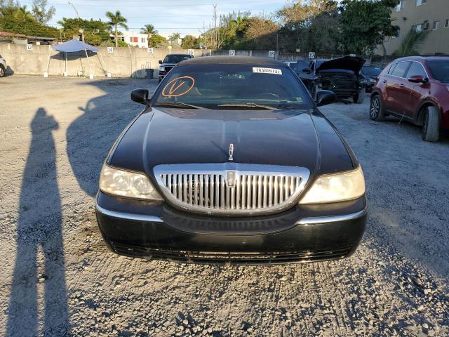 Photo 4 VIN: 1L1FM81WX4Y673799 - LINCOLN TOWNCAR 