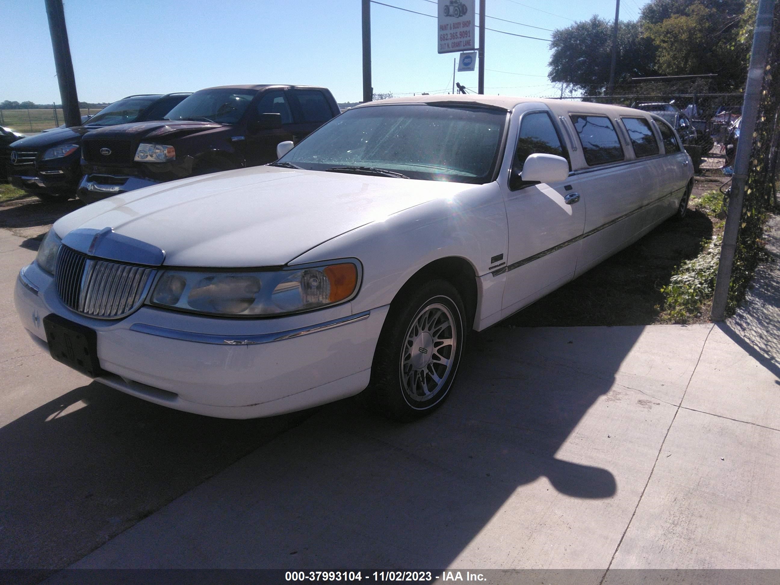 Photo 1 VIN: 1L1FM81WXYY853287 - LINCOLN TOWN CAR E 