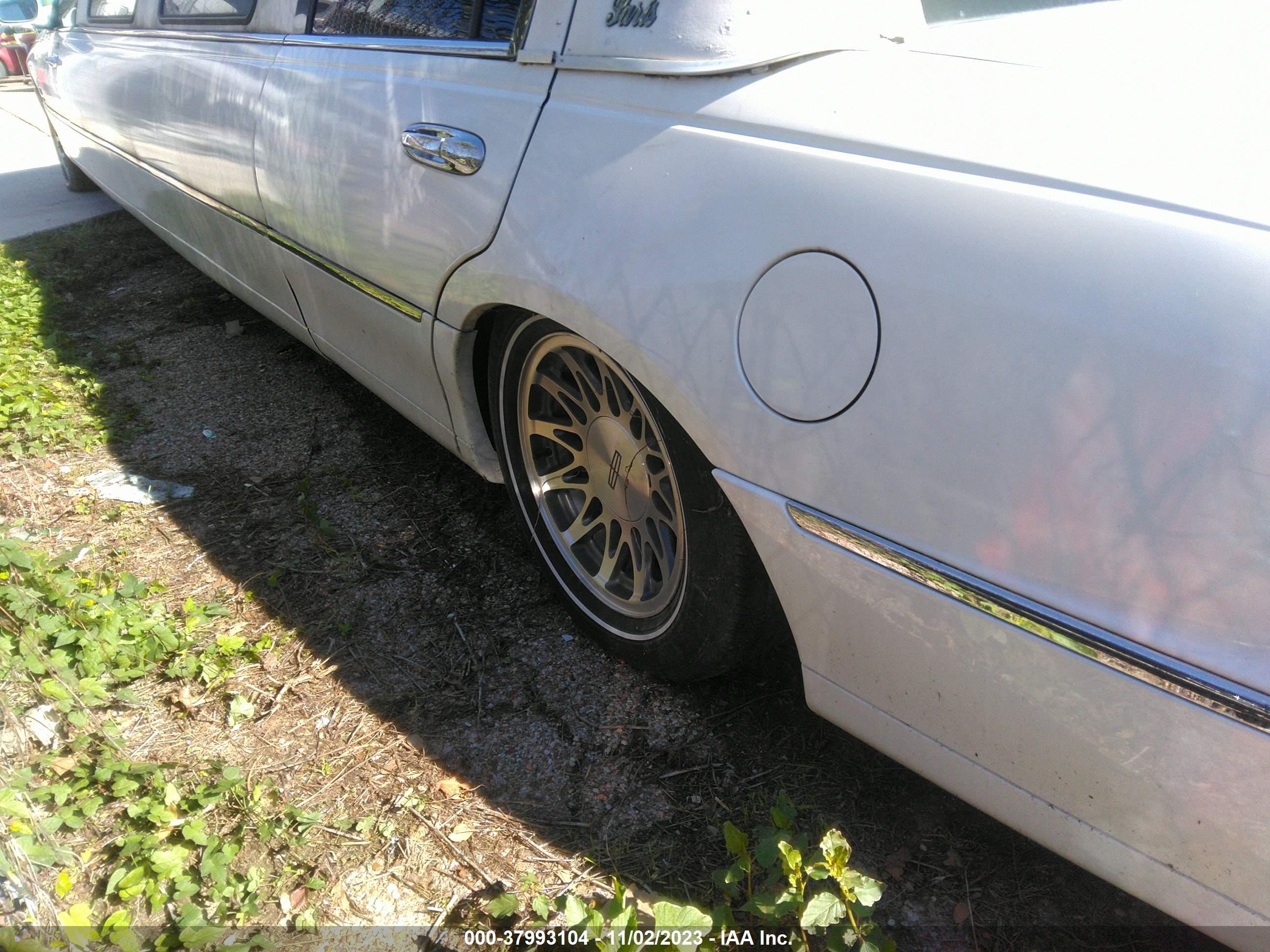 Photo 11 VIN: 1L1FM81WXYY853287 - LINCOLN TOWN CAR E 