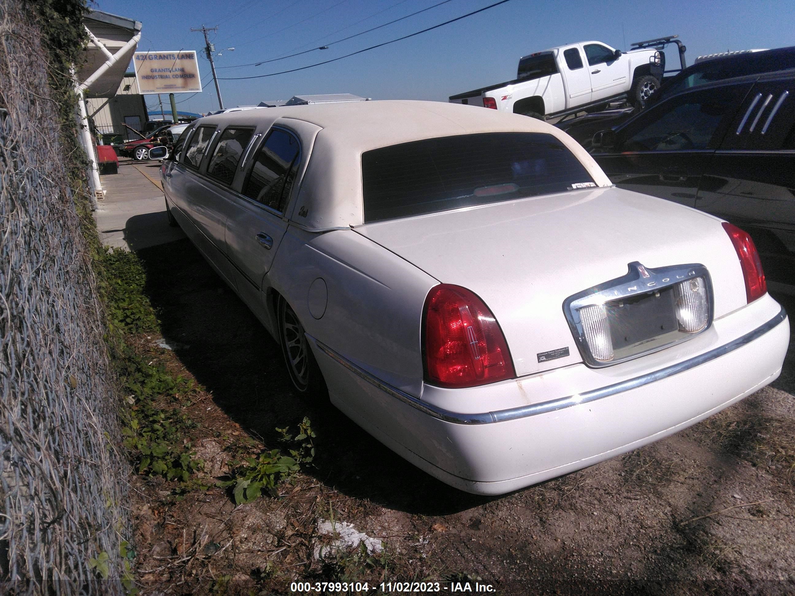 Photo 2 VIN: 1L1FM81WXYY853287 - LINCOLN TOWN CAR E 