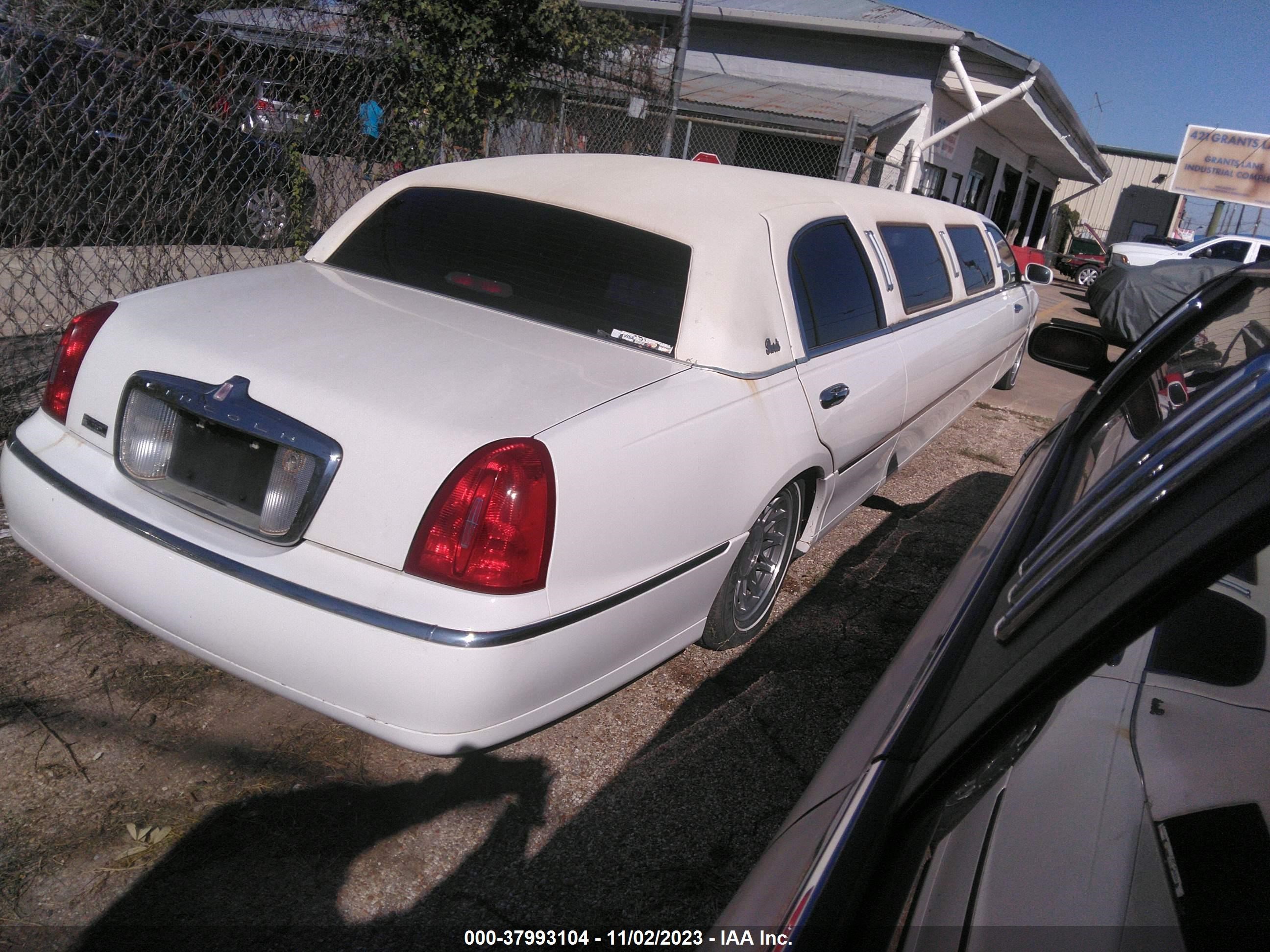 Photo 3 VIN: 1L1FM81WXYY853287 - LINCOLN TOWN CAR E 