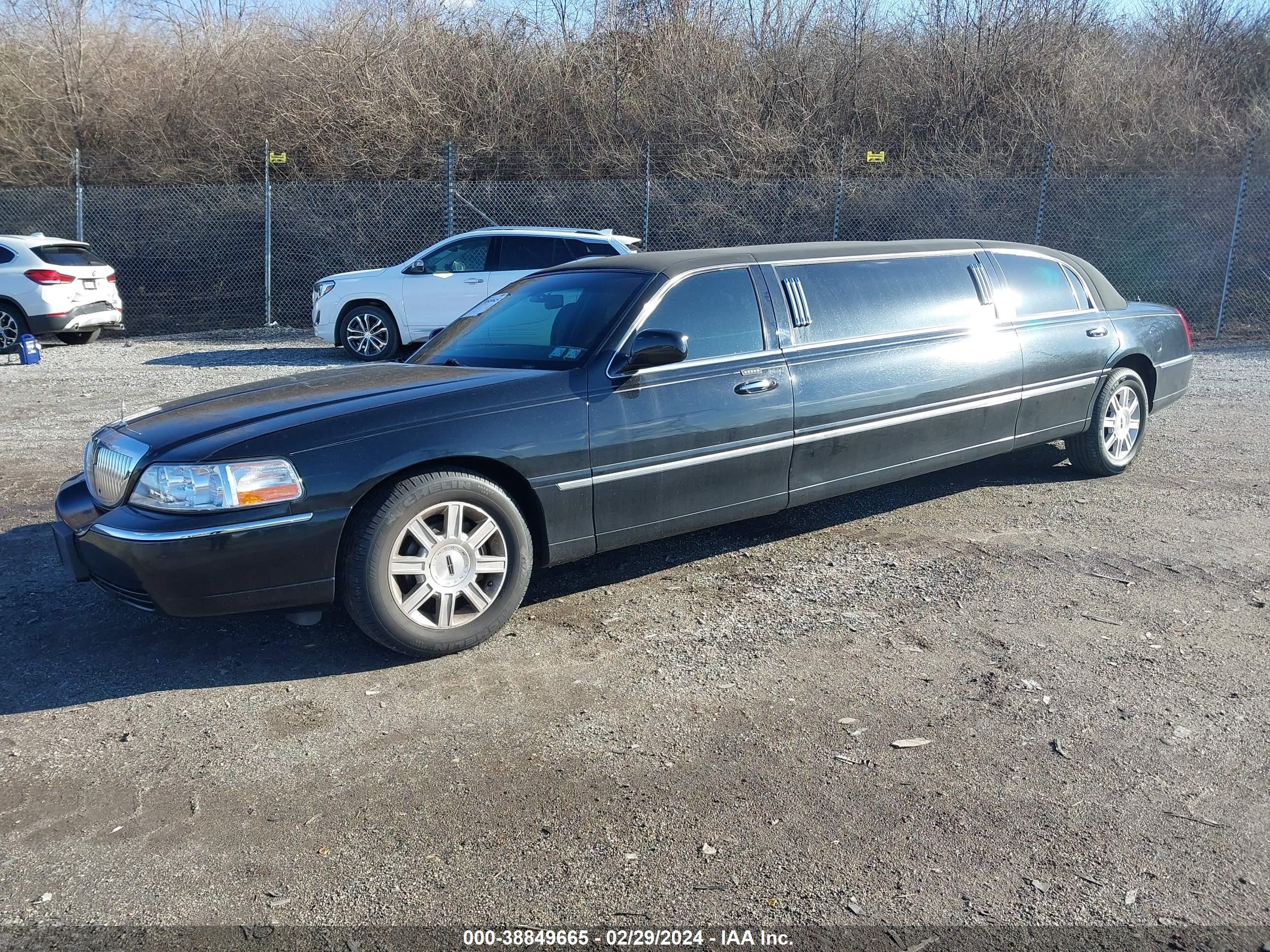 Photo 1 VIN: 1L1FM88W17Y601335 - LINCOLN TOWN CAR 